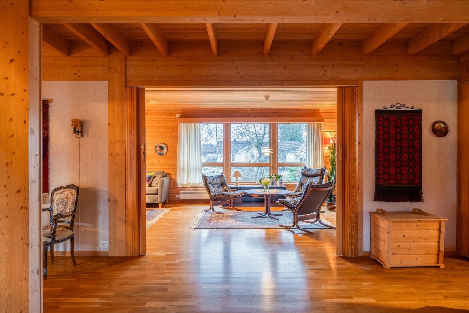 Videre har man stue nummer to. Begge stuer kan lukkes via diskré skyvedør. Galleribilde