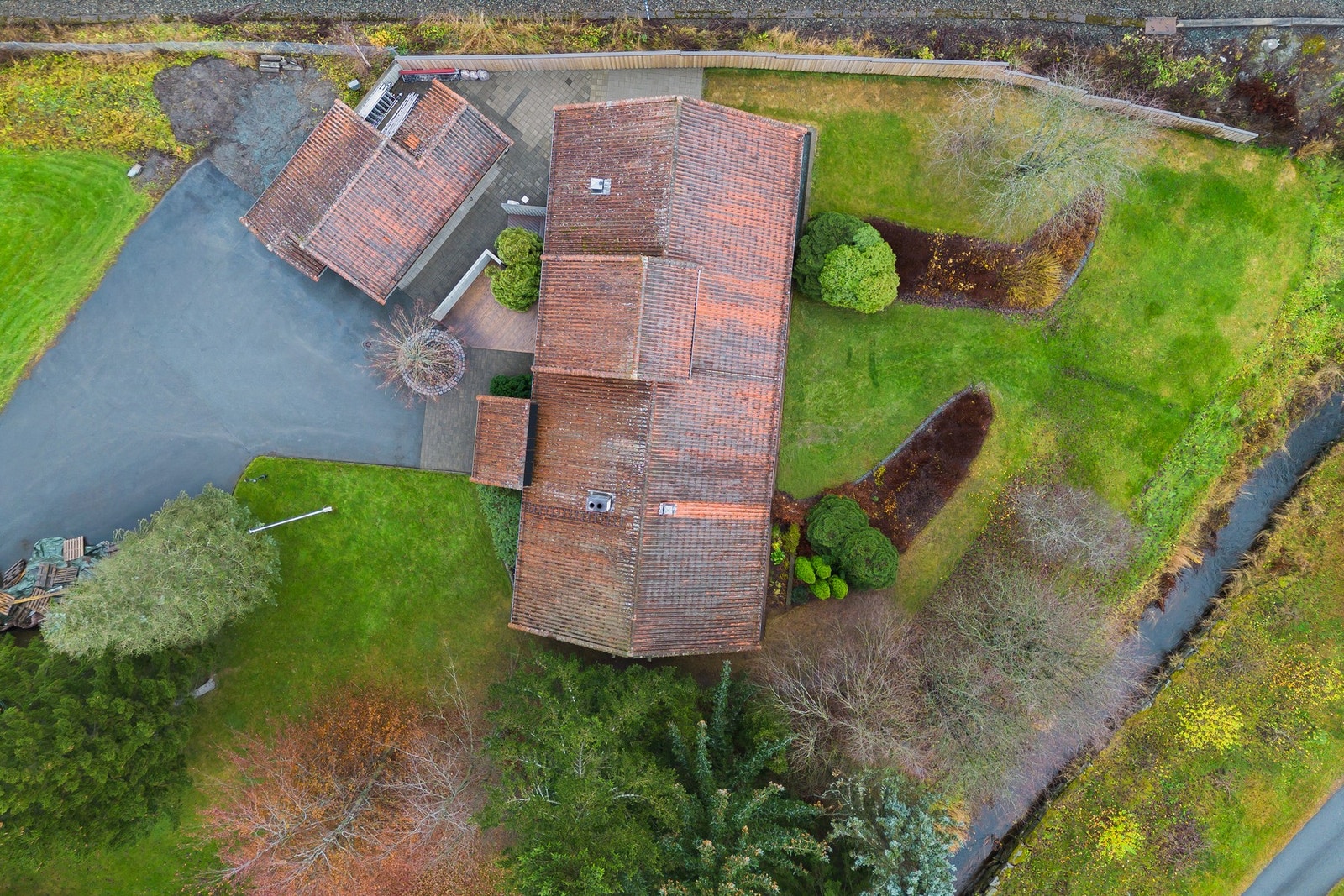 Pent opparbeidet, på en sjeldent stor tomt så sentralt på Stjørdal. Galleribilde