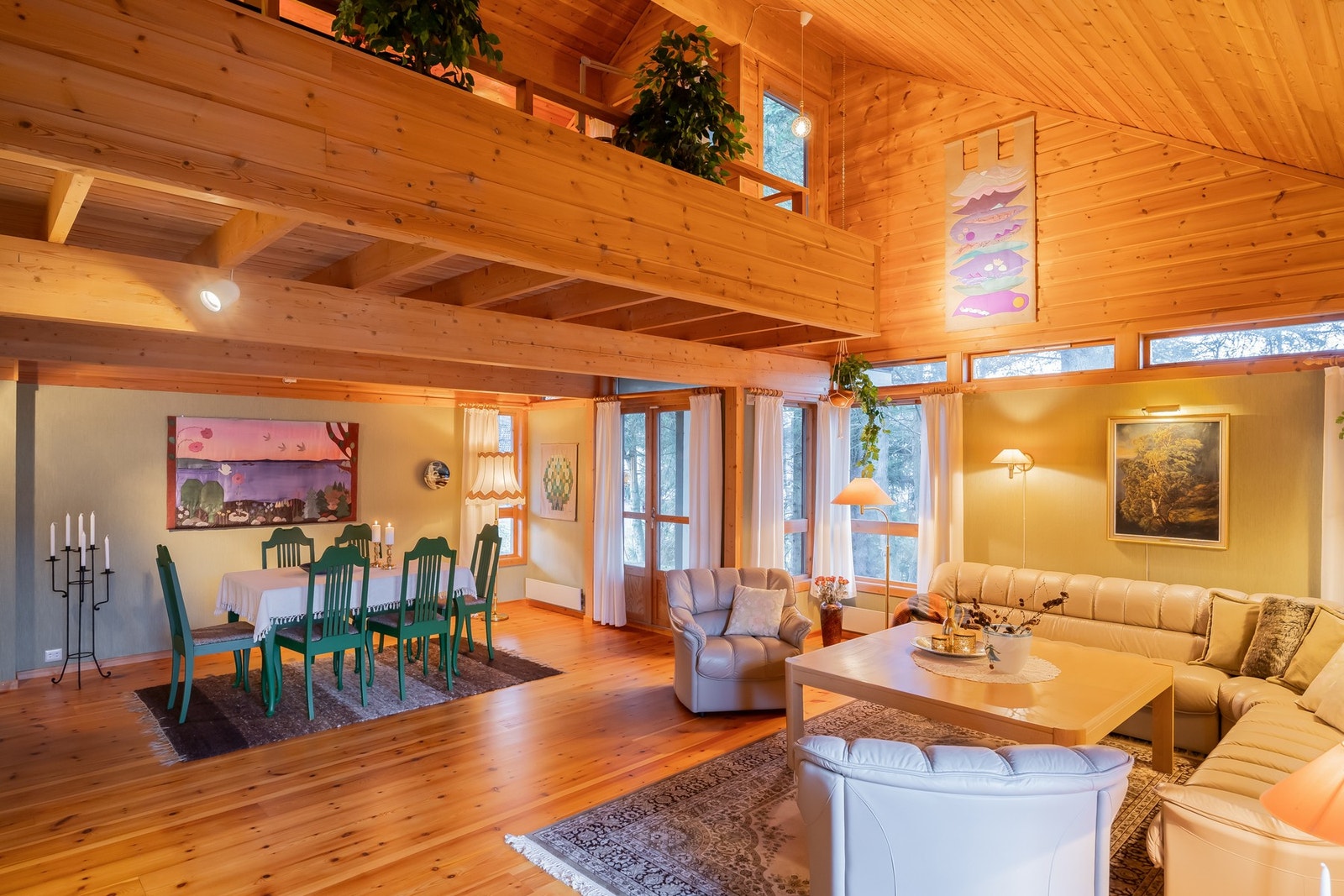 En av huset stuer, brukt som dagligstue, har en enorm romfølelse og god plass for flere sittegrupper. Galleribilde