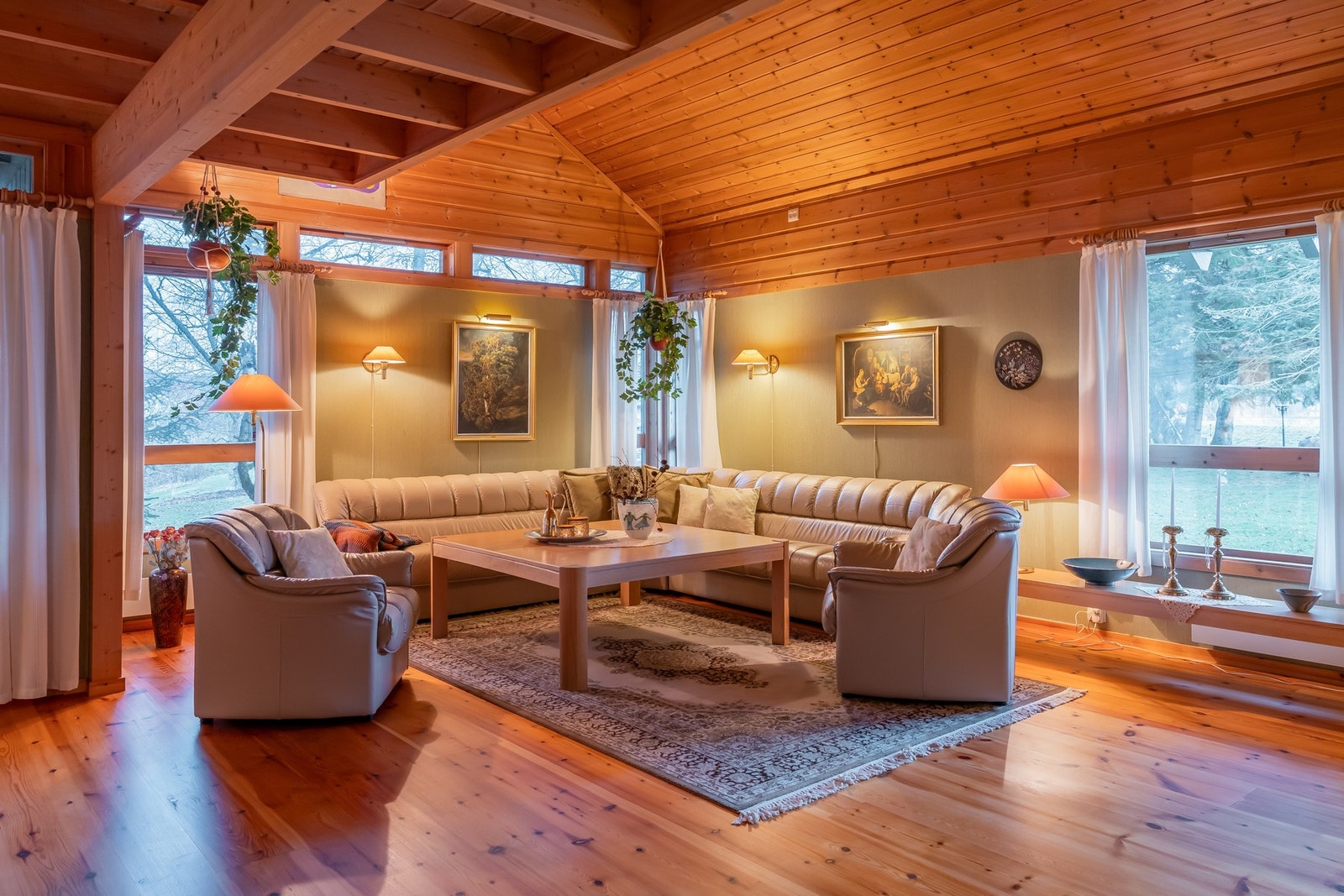 Godt gjennomlys, og alle vinduer er gjennomtenkt plassert av arkitekt. Her får man godt lys i alle rom, uten innsyn, samt med fokus på møbleringsplass. Galleribilde