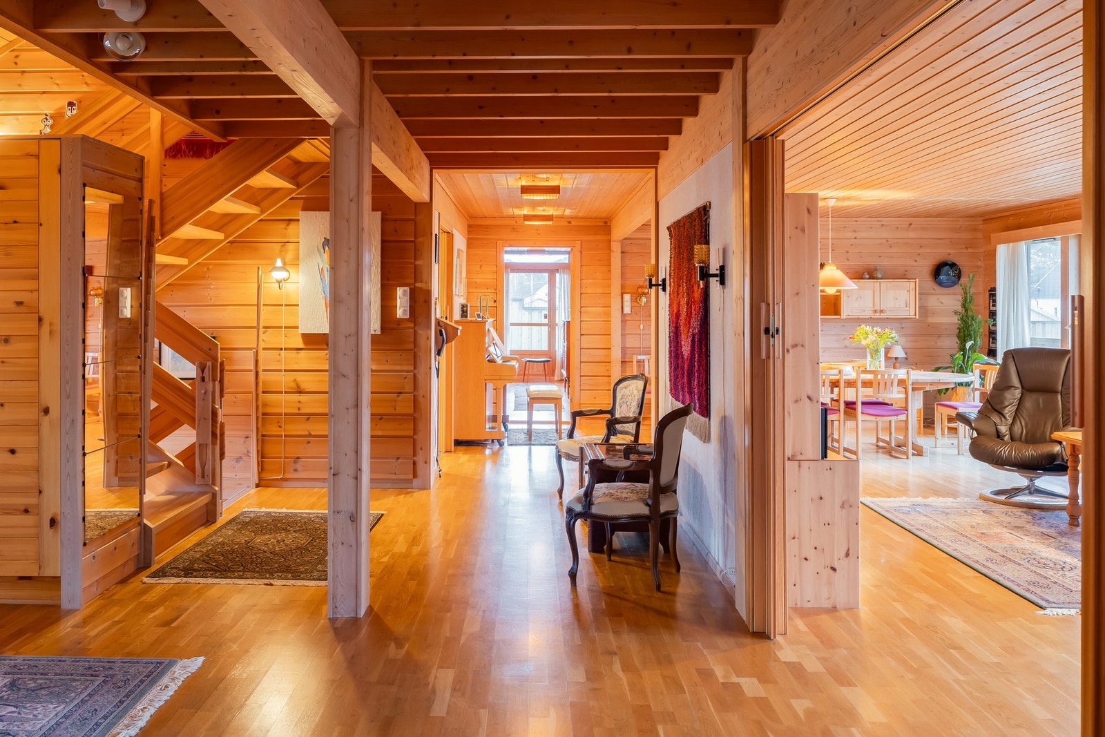 Førsteetasjen har en praktisk "soveromsavdeling" hvor man har 2 soverom, vaskerom og bad. Galleribilde