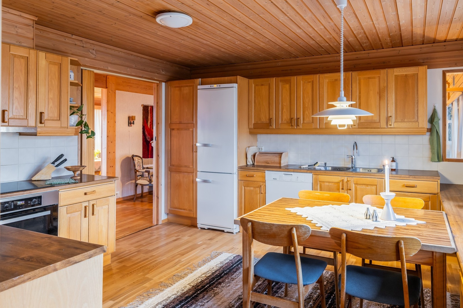 Av integrerte hvitevarer er det stekeovn fra Miele, platetopp og ventilator. Galleribilde