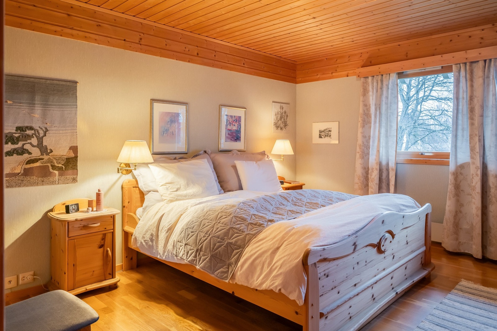 Boligens 1.etasje har 2 romslige soverom på hhv. 17 kvm og 12,3 kvm. Galleribilde