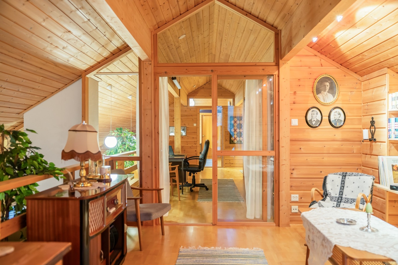 Avlukke i glass mellom disse 2 kontorene. Galleribilde