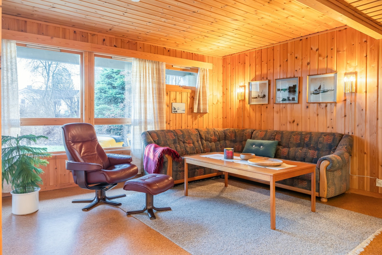 Utgang til uteområde og terrasse via skyvedør. Galleribilde