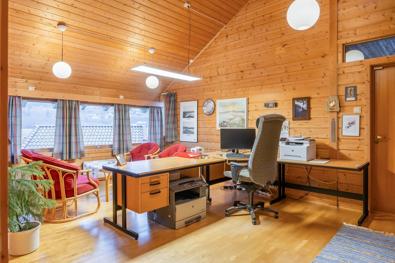 Videre er det en mer avlukket avdeling, hvor man har to store stuer på 39 kvm og 29 kvm. Galleribilde