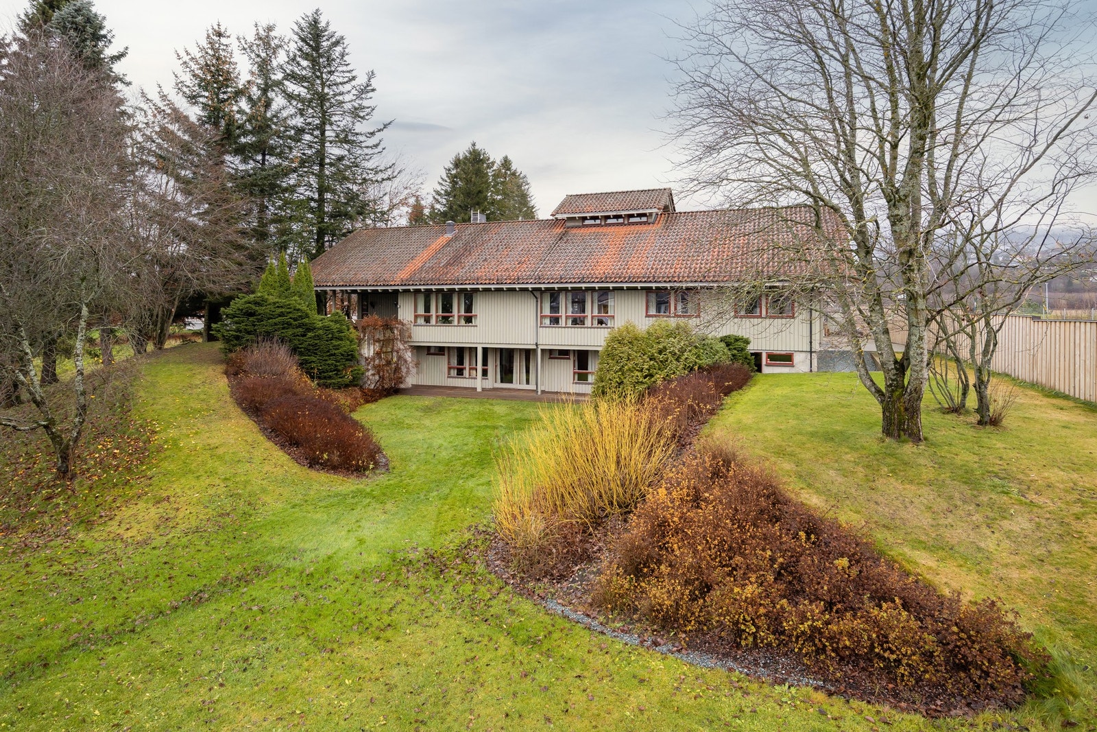 Stor tomt på 2 487m² med flotte utearealer. Galleribilde