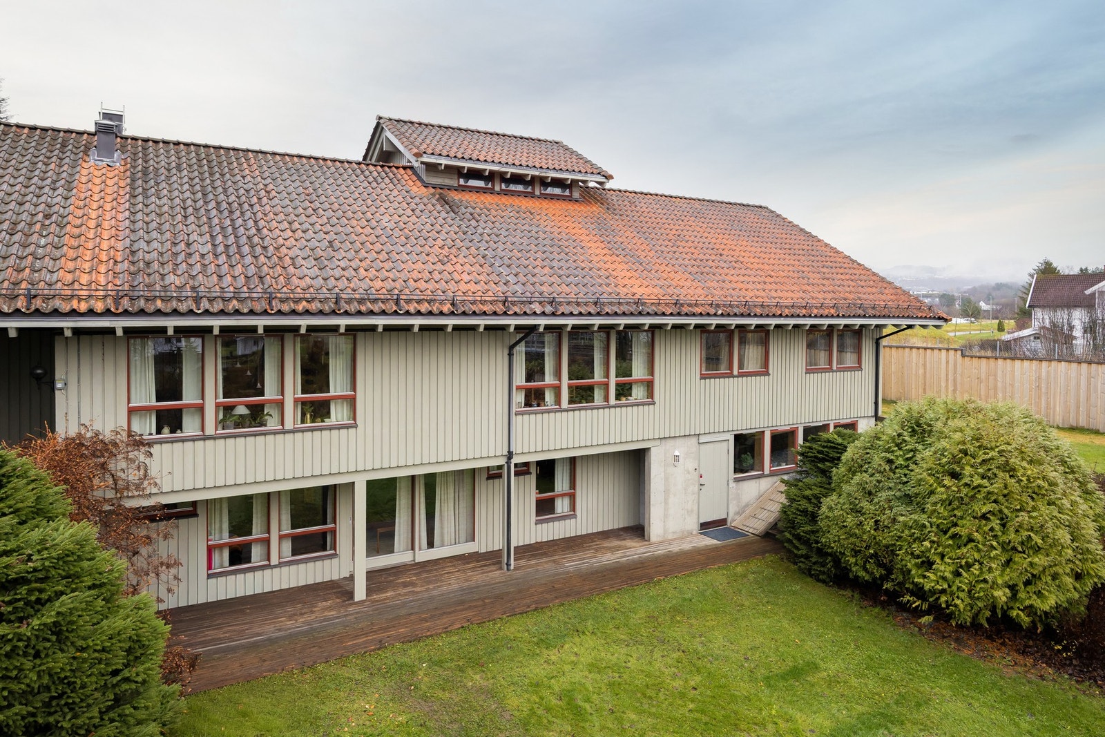 Fint uteområde og stor terrasse på nedsiden. Galleribilde