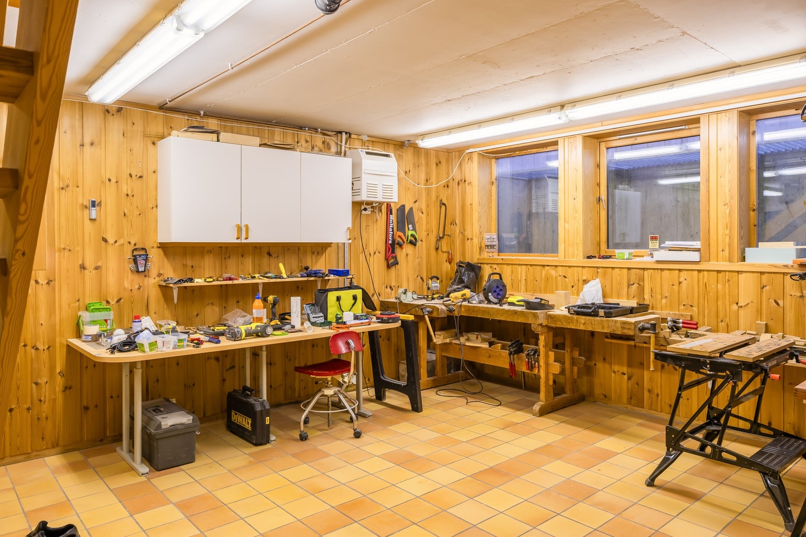 Rommet har tilgang via egen trapp fra 1. etasjen, men også via entre i sokkelen (dersom man ikke bruker denne delen som utleie). Galleribilde