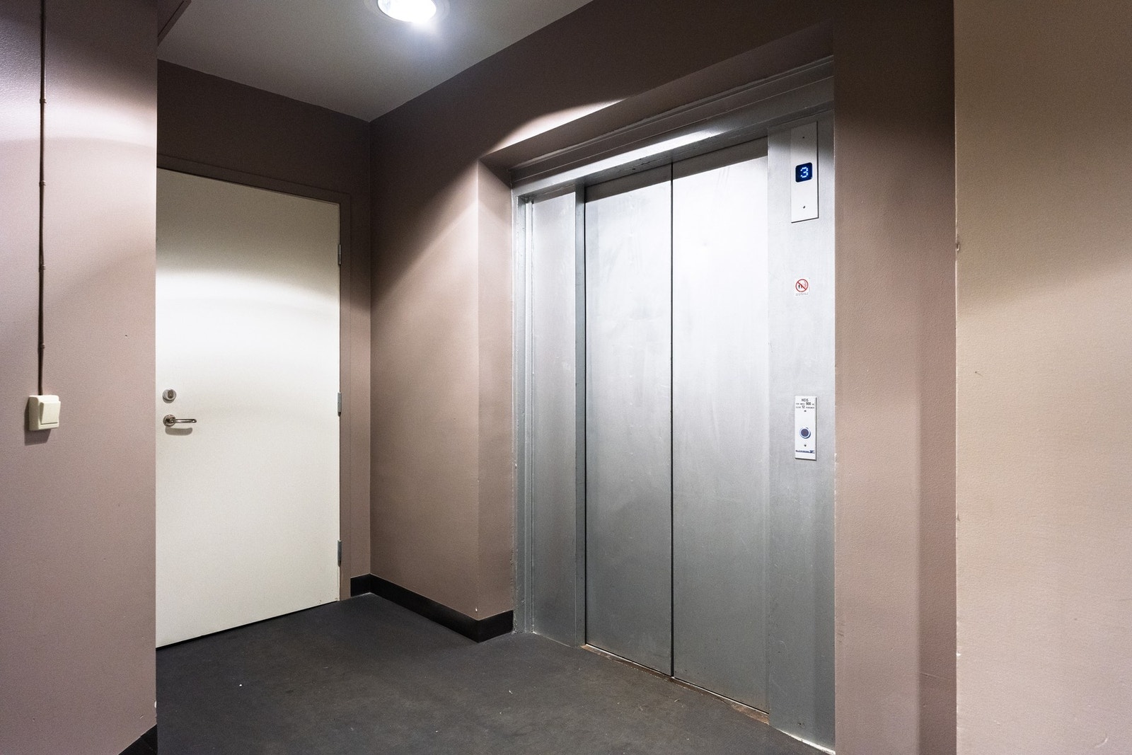 Du kommer deg praktisk opp til leiligheten via heisadkomst, eller trapp selvfølgelig. Galleribilde