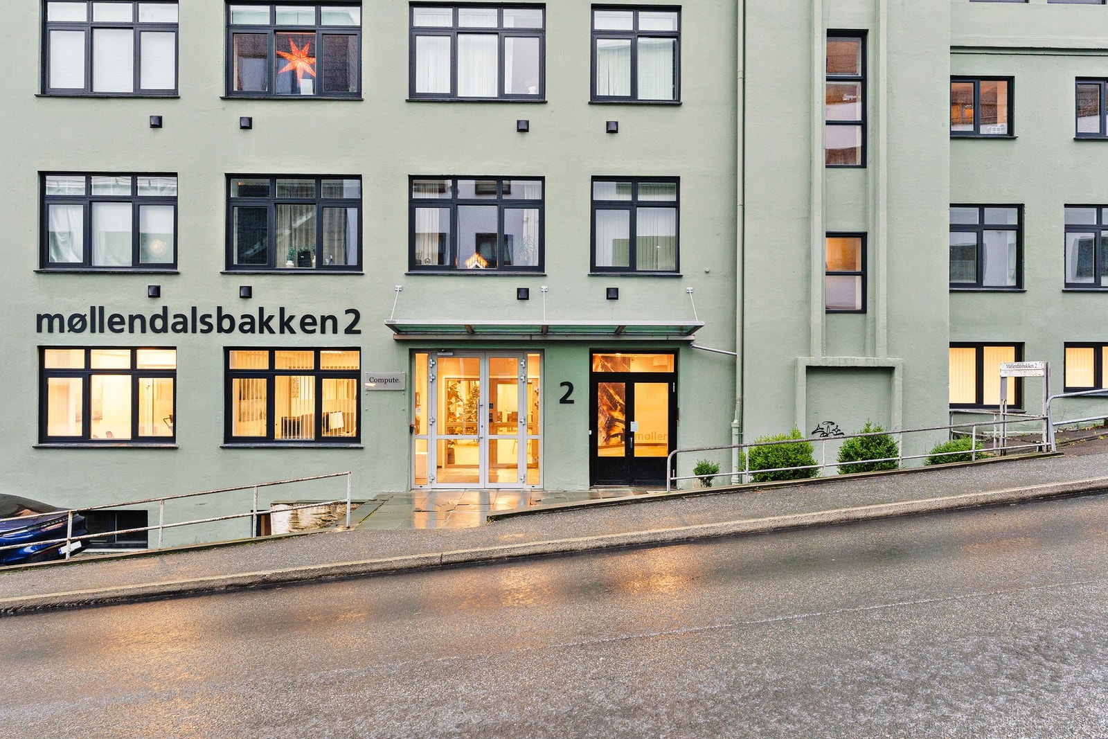 Rehabilitering av vinduer og fasade er nylig utført (2023). Galleribilde