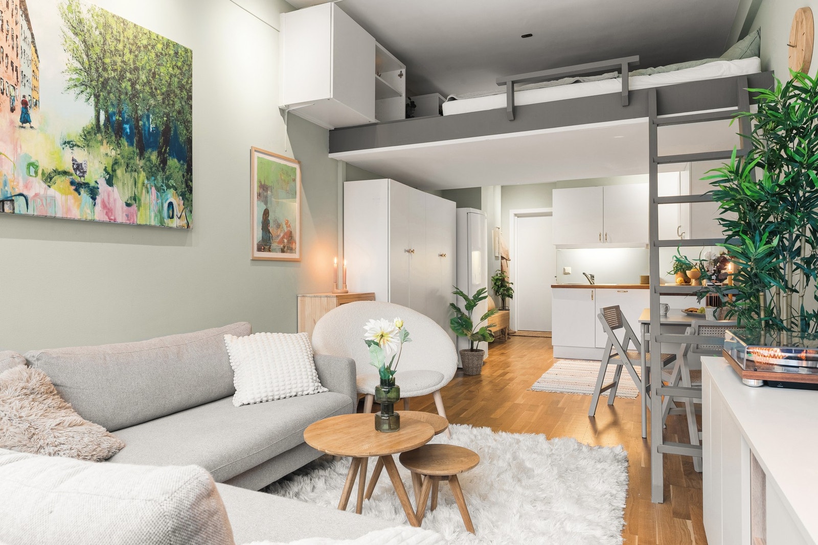 Leiligheten har god takhøyde noe som gir god romfølelse. Galleribilde