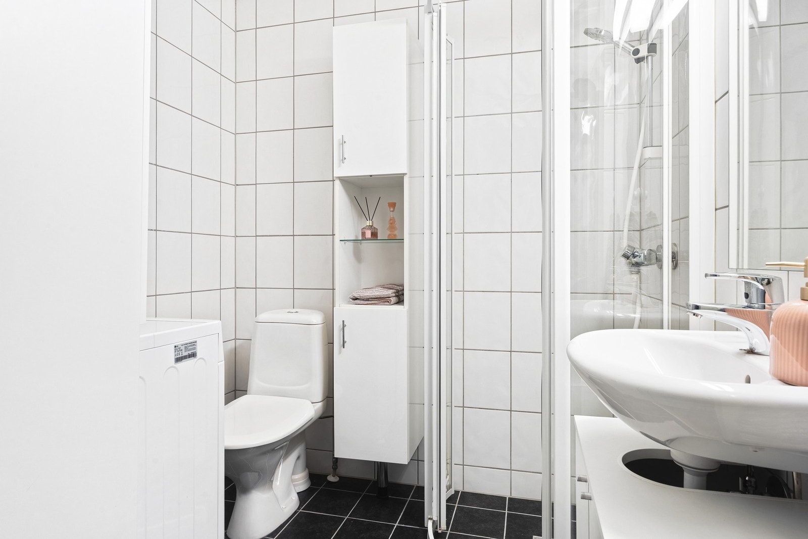 Badet er på ca. 3 kvm og er helfliset. Galleribilde