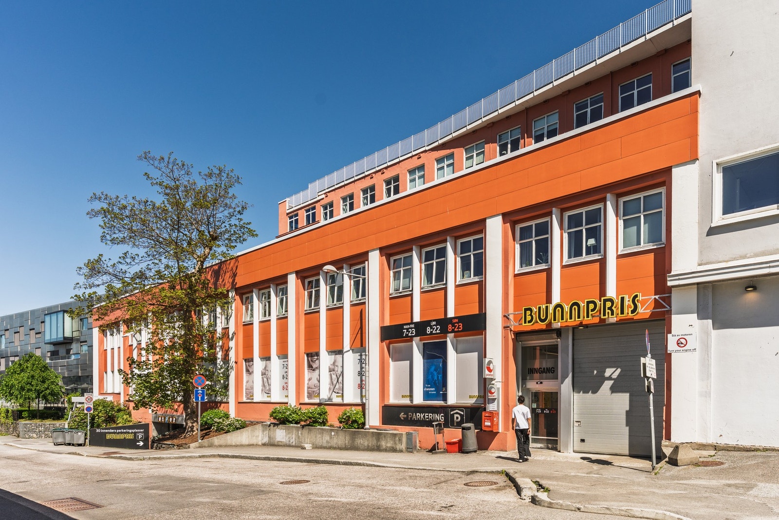 Nærmeste dagligvarebutikk er søndagsåpne Bunnpris som ligger rett ved siden av, hvor det også er post i butikk. Galleribilde