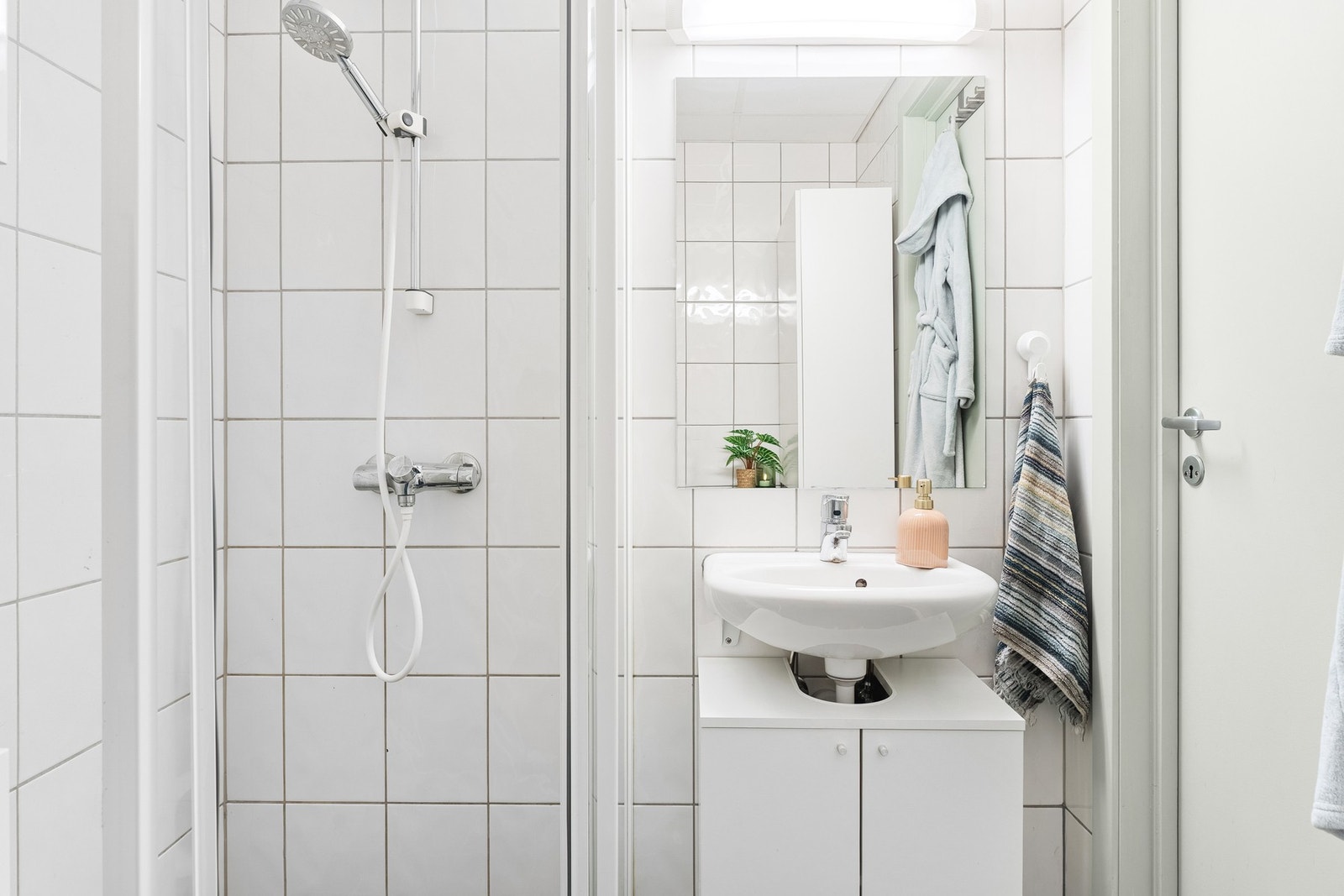 Det er varmekabler i gulv og badet er innredet med dusjhjørne, toalett, servant samt opplegg for vaskemaskin. Galleribilde