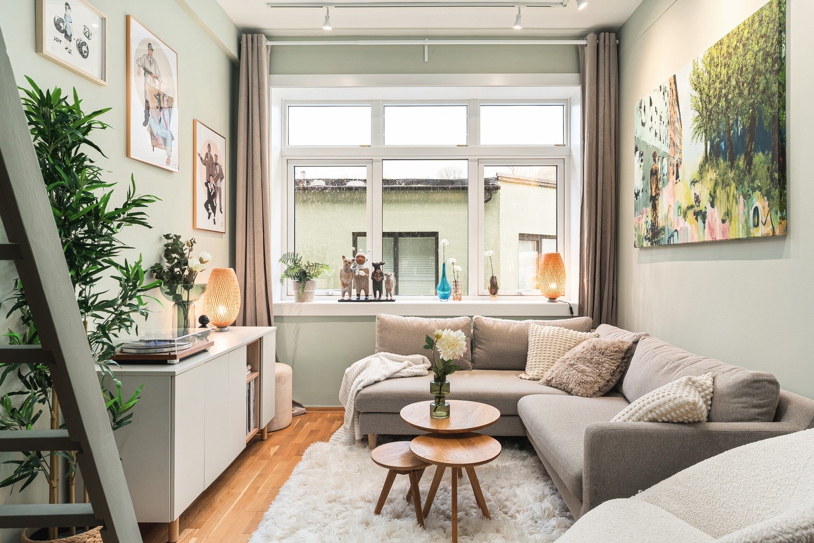 Gulvet er gjennomgående belagt med 3-stavs parkett. Galleribilde