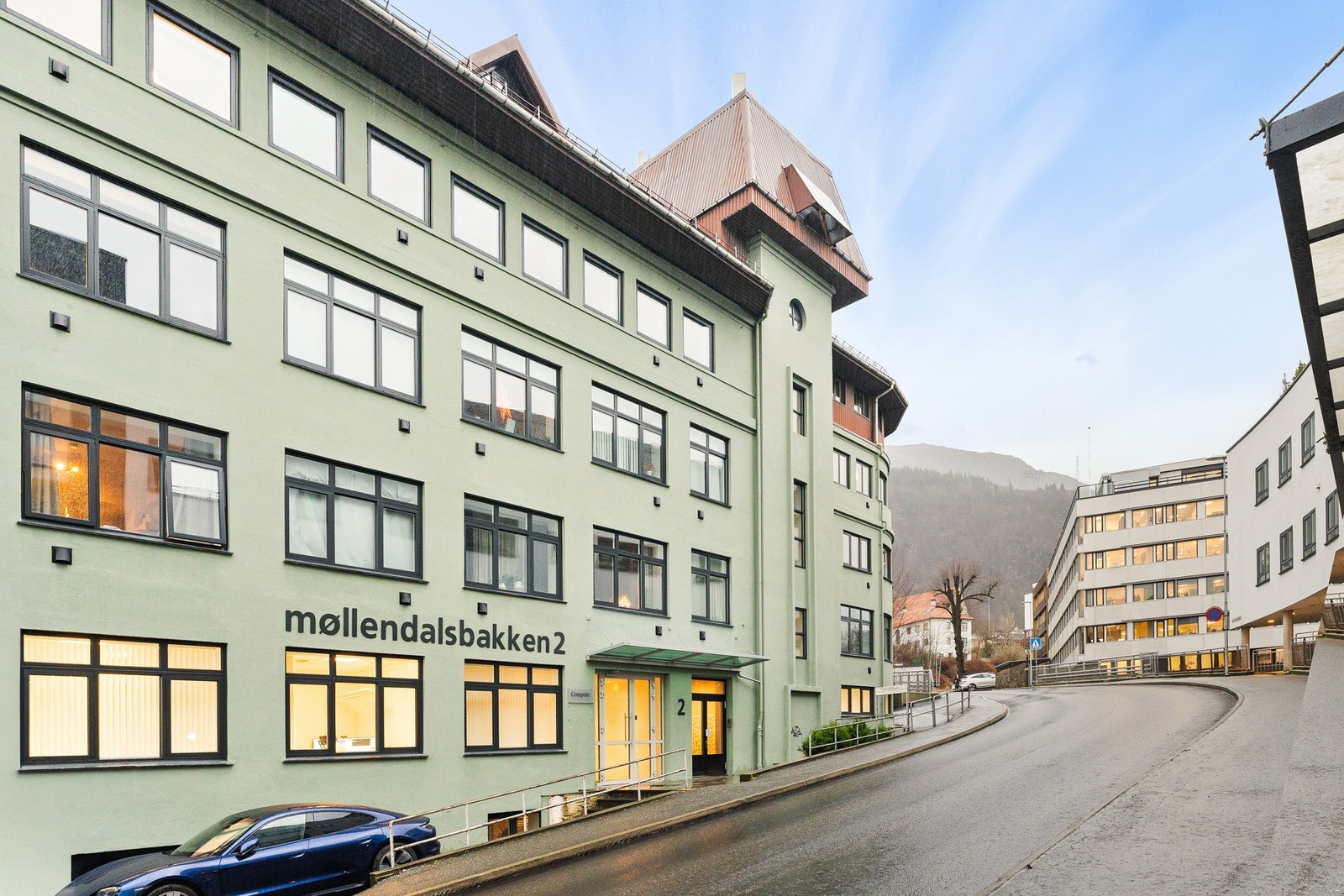 Leiligheten ligger i et meget attraktivt området med nærhet til det du måtte trenge av butikker, caféer, kollektivtransport, samt aktivitet/tur muligheter. Galleribilde