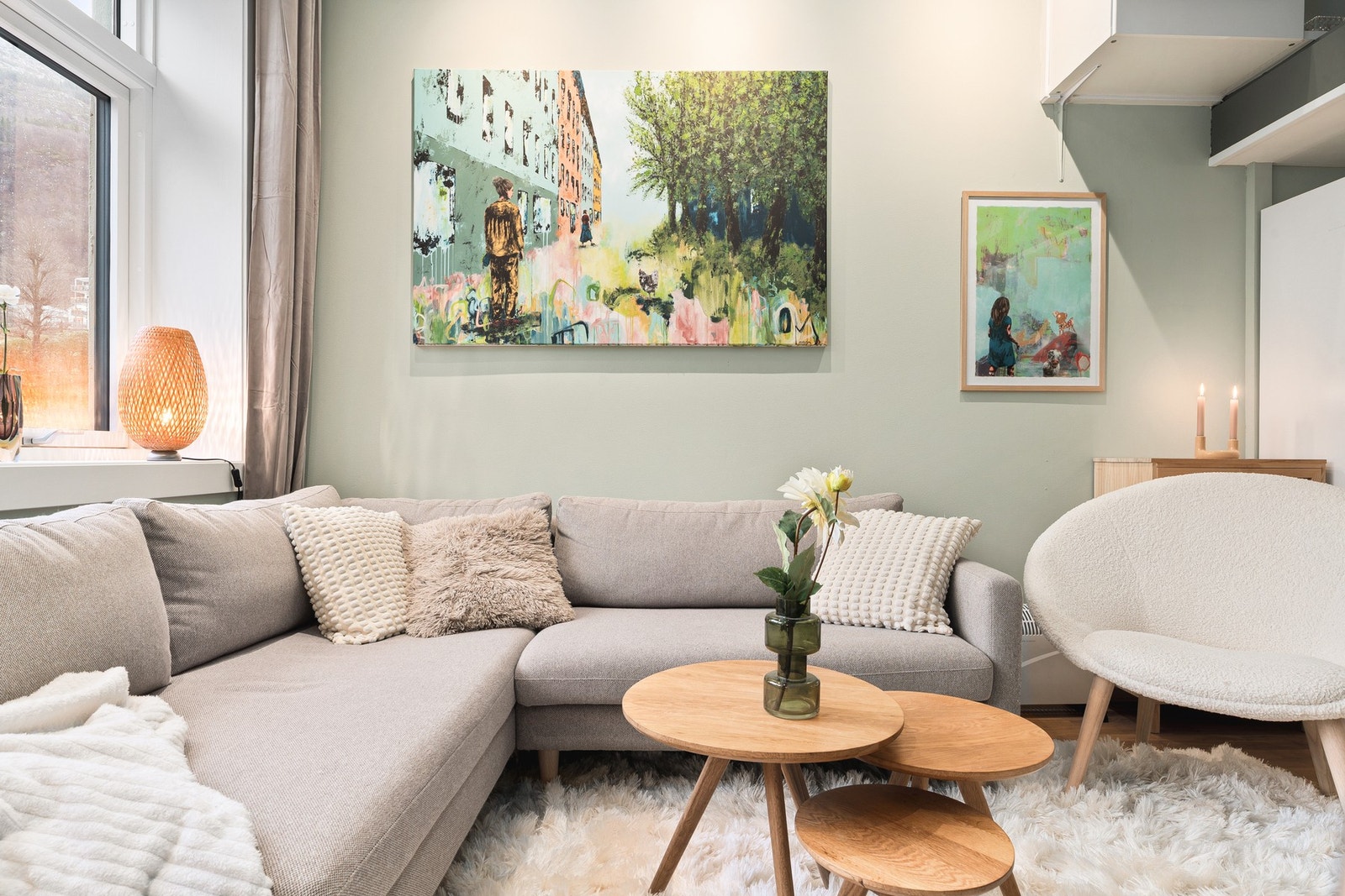 Den åpne løsningen gir plass til både sofa- og spisegruppe. Galleribilde