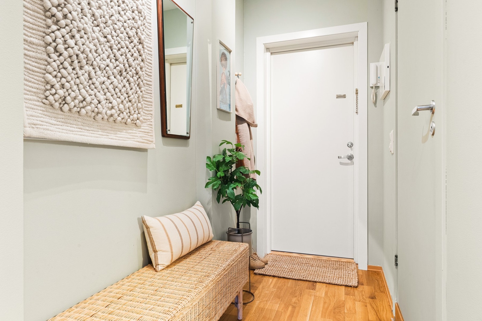 Leiligheten ønsker deg velkommen via en praktisk entré på ca. 2,4 kvm. Galleribilde