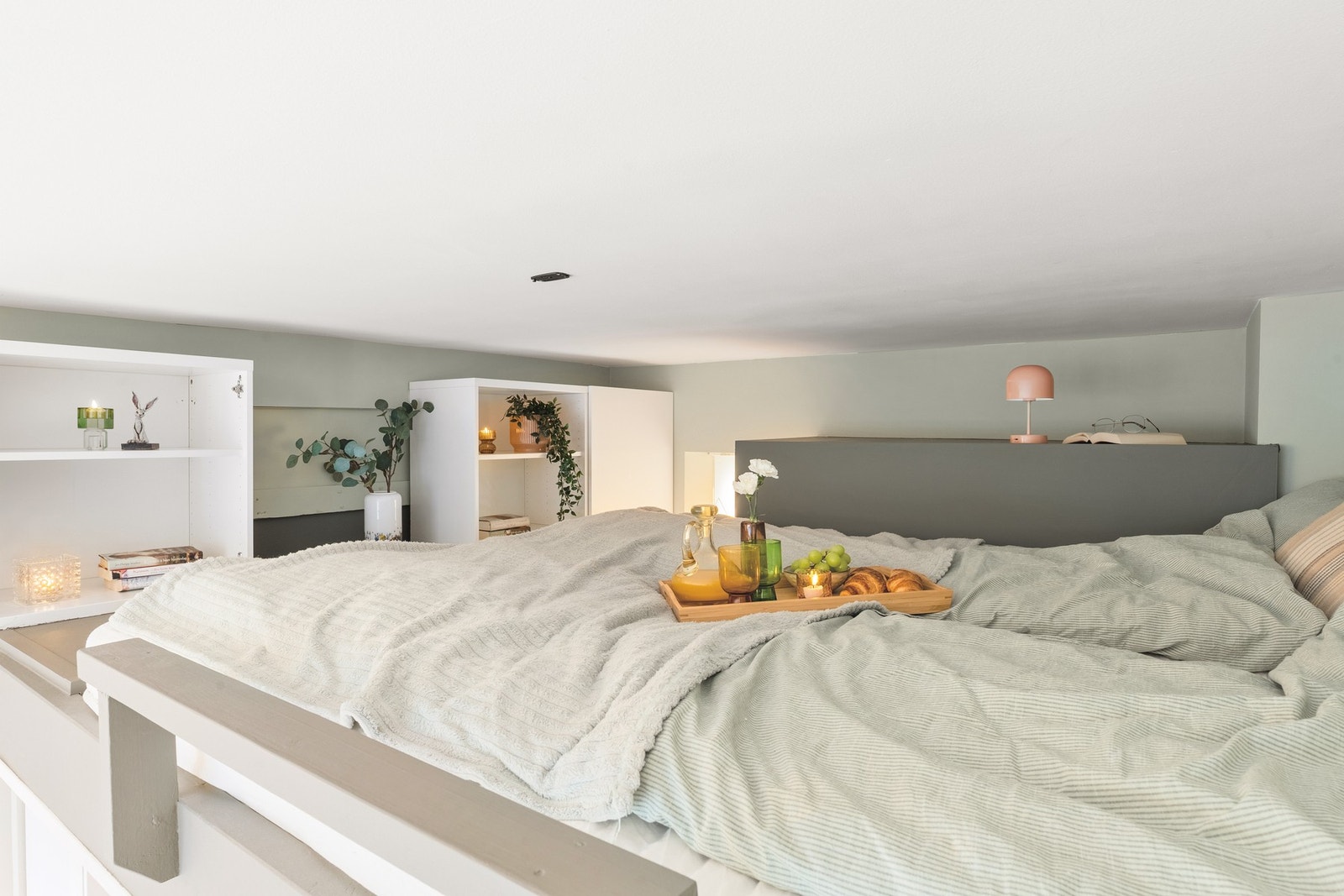 Hemsens størrelse gir plass til 180 cm seng og frigjør dermed hele gulvarealet under til opphold og møblering. Galleribilde