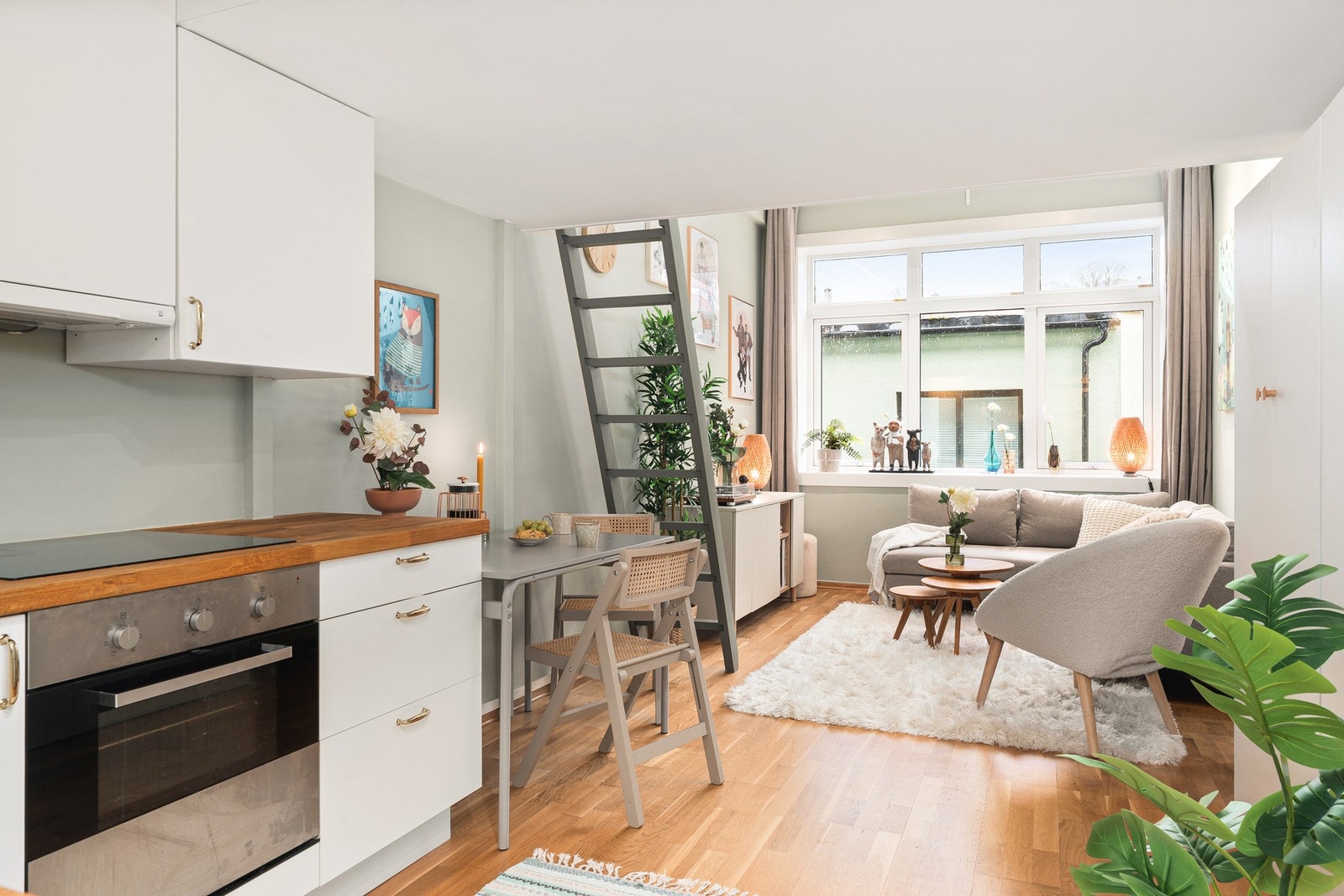 Stue og kjøkken er samlet i et åpent og sosialt allrom på ca. 21 kvm. Galleribilde