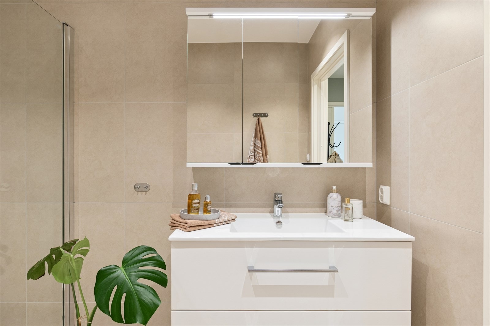 Rommet er utstyrt med servant, veggmontert toalett og dusjvegger/hjørne. Galleribilde