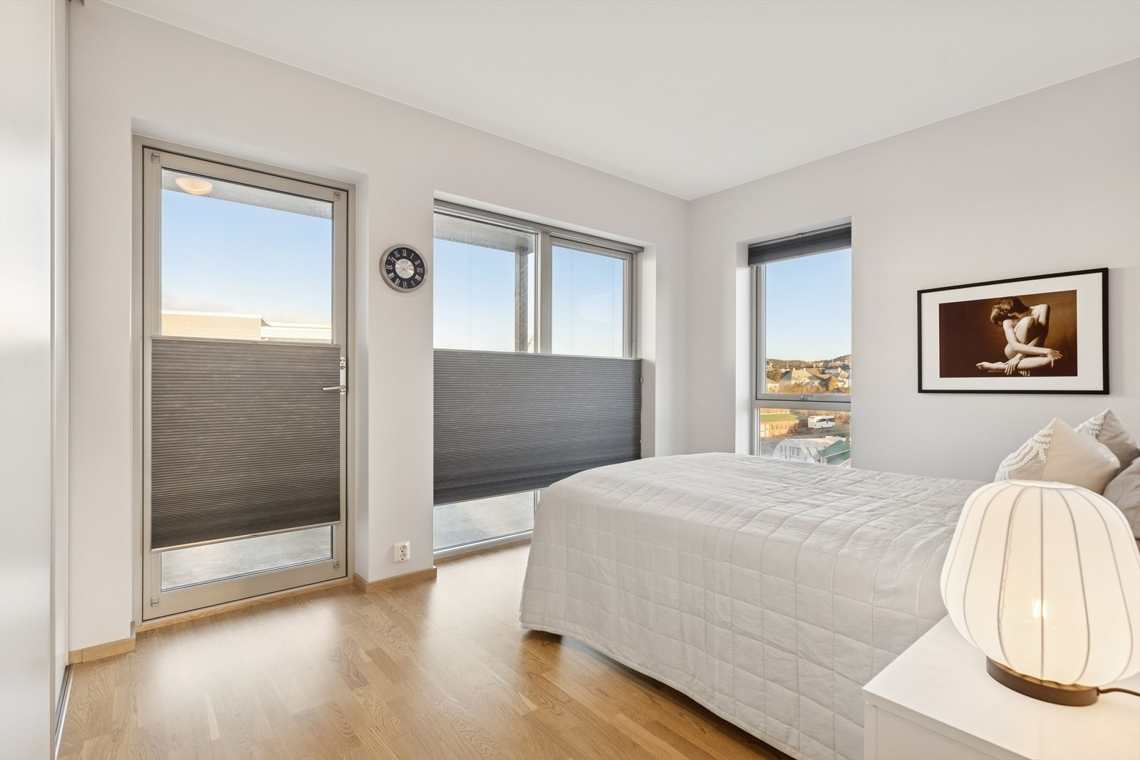 Soverom 1. Stort og romslig med god plass til stor seng og garderobe. Galleribilde