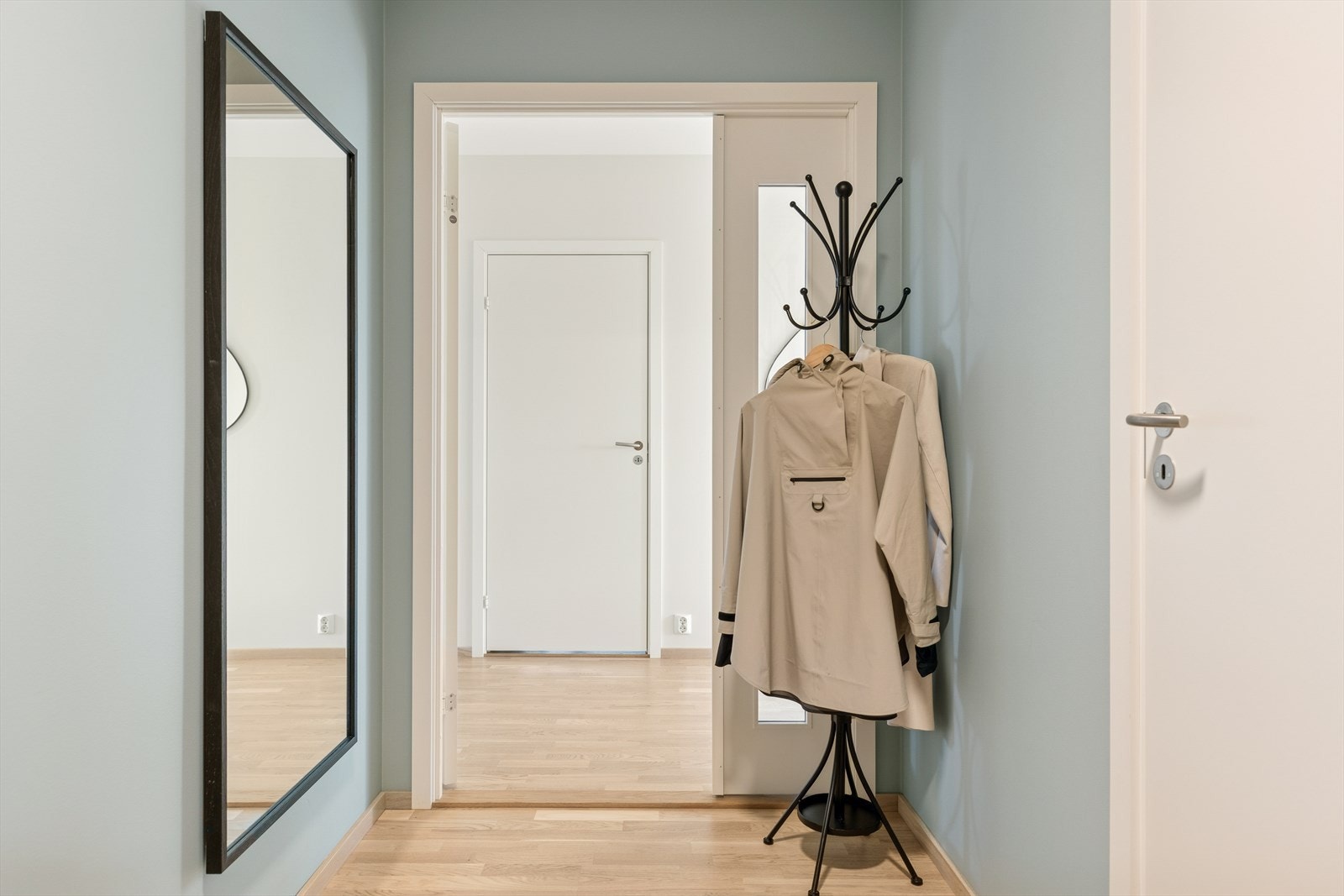 Velkommen inn til en lys og pen entrè med god plass til oppbevaring av yttertøy og sko. Galleribilde