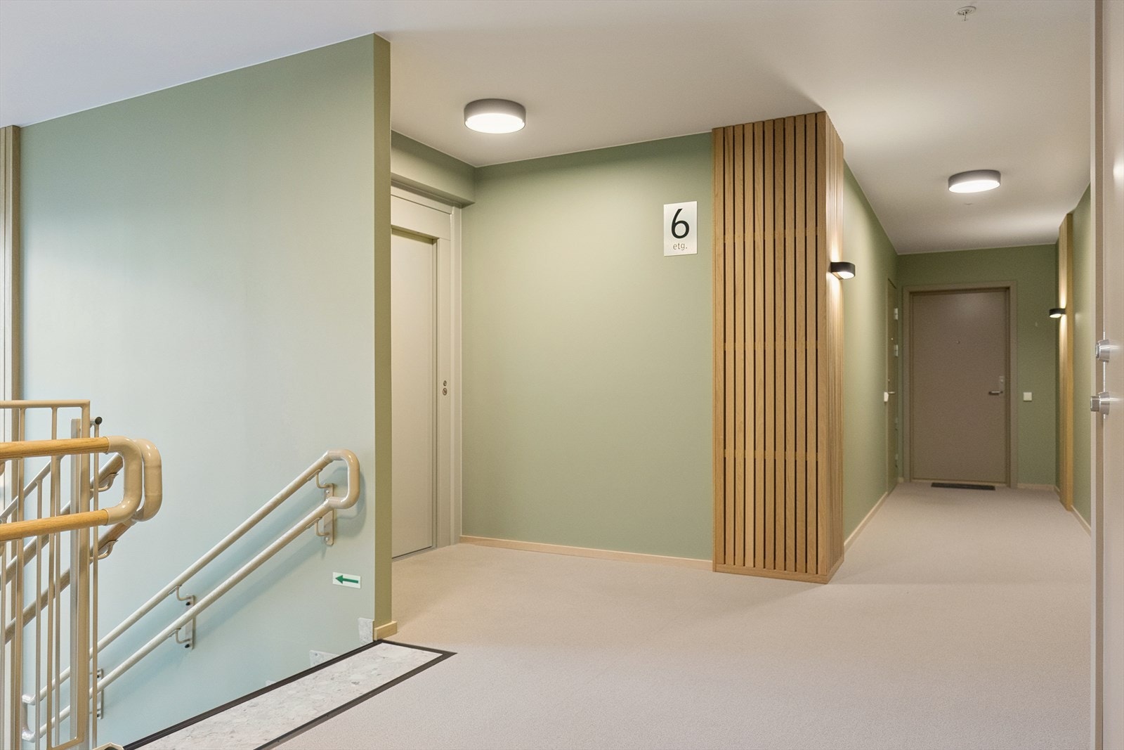Leiligheten ligger i 6. etasje og har tilkomst vis felles trappegang og heis. Inngang til leiligheten i enden av gangen. Galleribilde