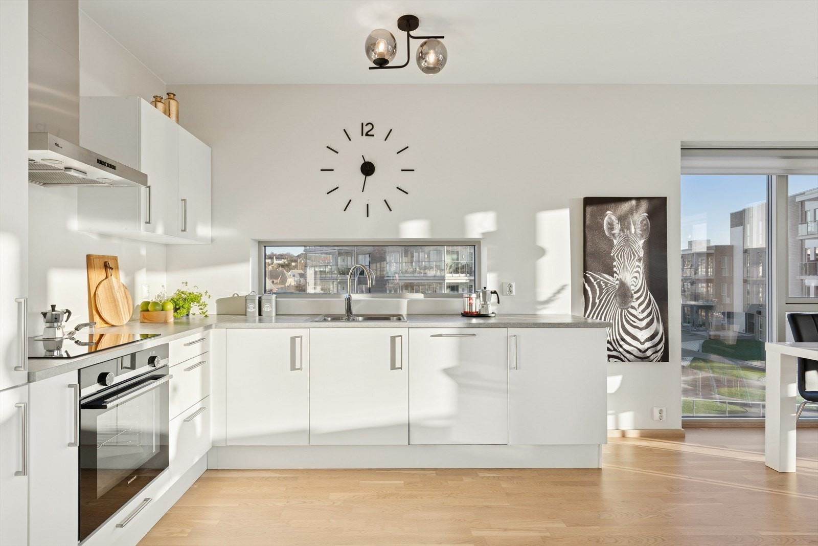 Det er integrert kjøl/fryseskap, oppvaskmaskin, platetopp, stekeovn, vannstoppsystem og komfyrvakt. Galleribilde