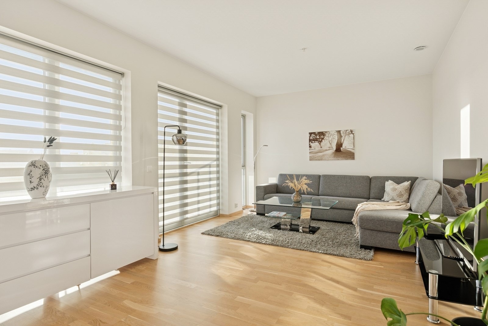 Gjennomgående lys og fin parkett på gulv med vannbåren varme. Galleribilde