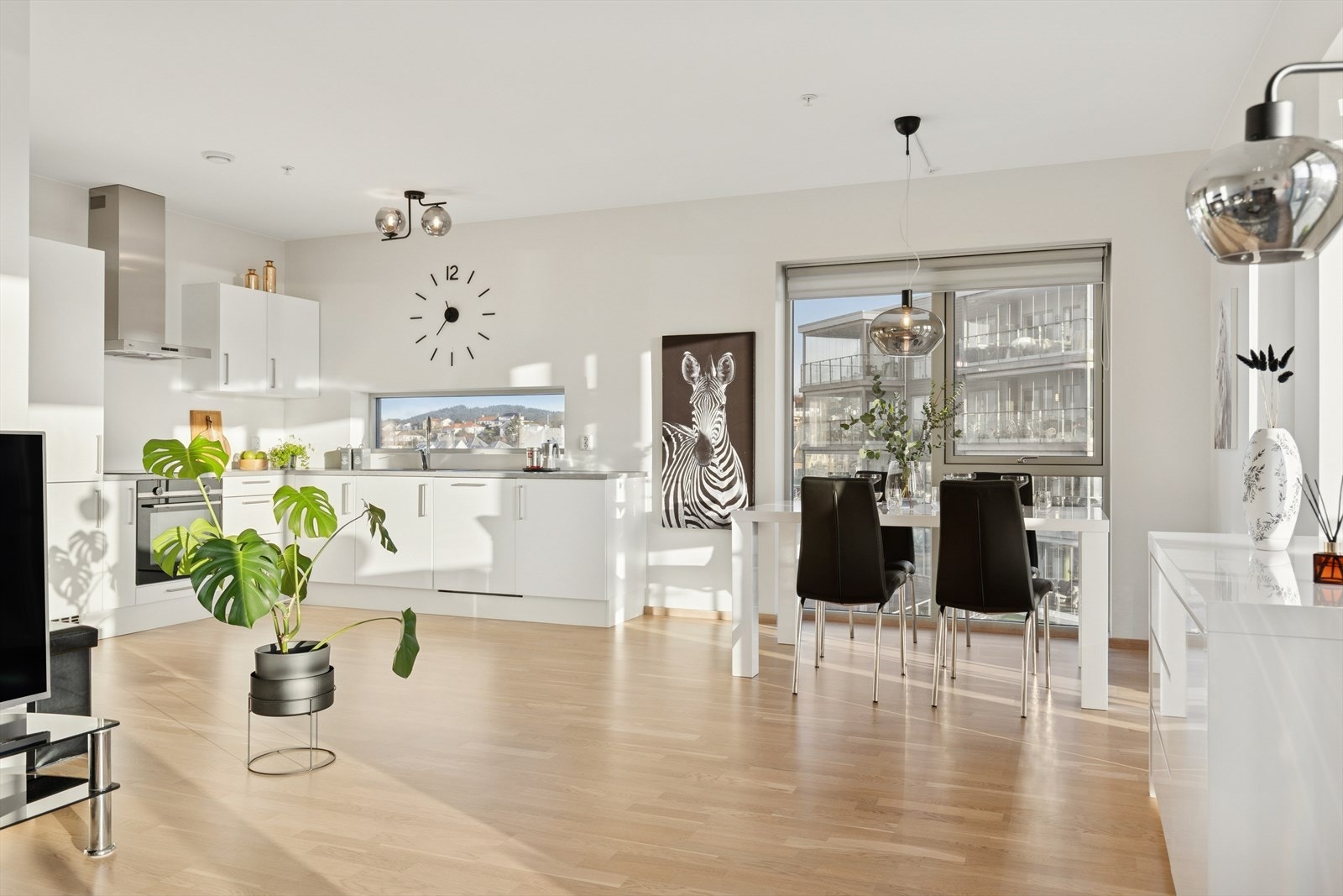 Kjøkken i åpen løsning med stuen. Galleribilde