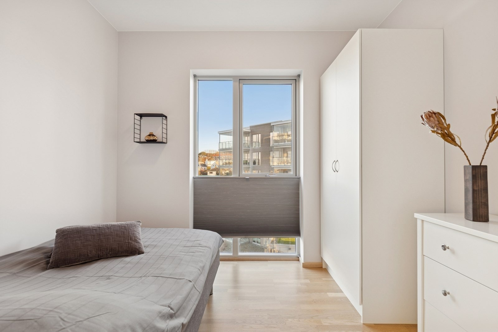 Soverom 2 med god plass til seng og garderobe. Galleribilde