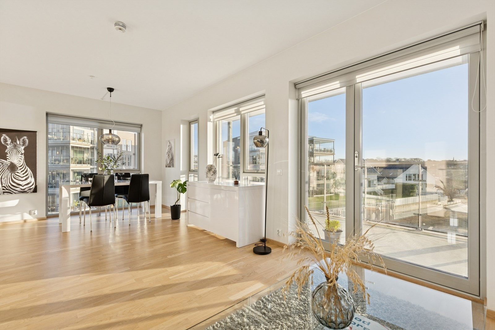 Leiligheten fremstår meget tidsriktig med moderne farger på veggene og store vindusflater som slepper inn rikelig med sollys. Galleribilde