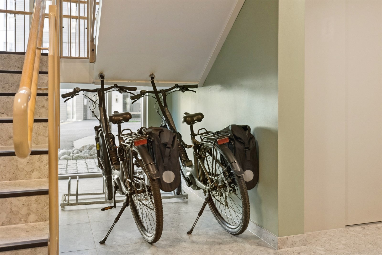 Selger informerer om at beboere kan låne el-sykler etter ønske. Galleribilde