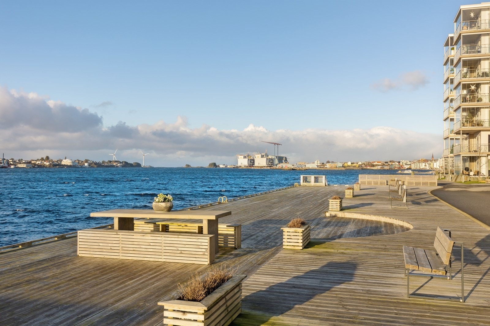 Her får du en meget attraktiv og maritim beliggenhet - i et populært leilighetsprosjekt ved sjøen, Smedasundet 1. Galleribilde