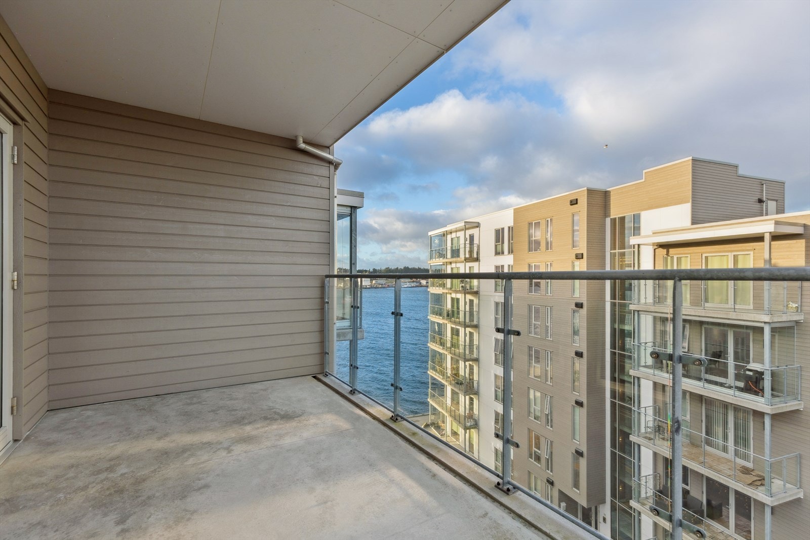 Fra hovedsoverommet er det utgang til herlig balkong med sjøutsikt! Galleribilde