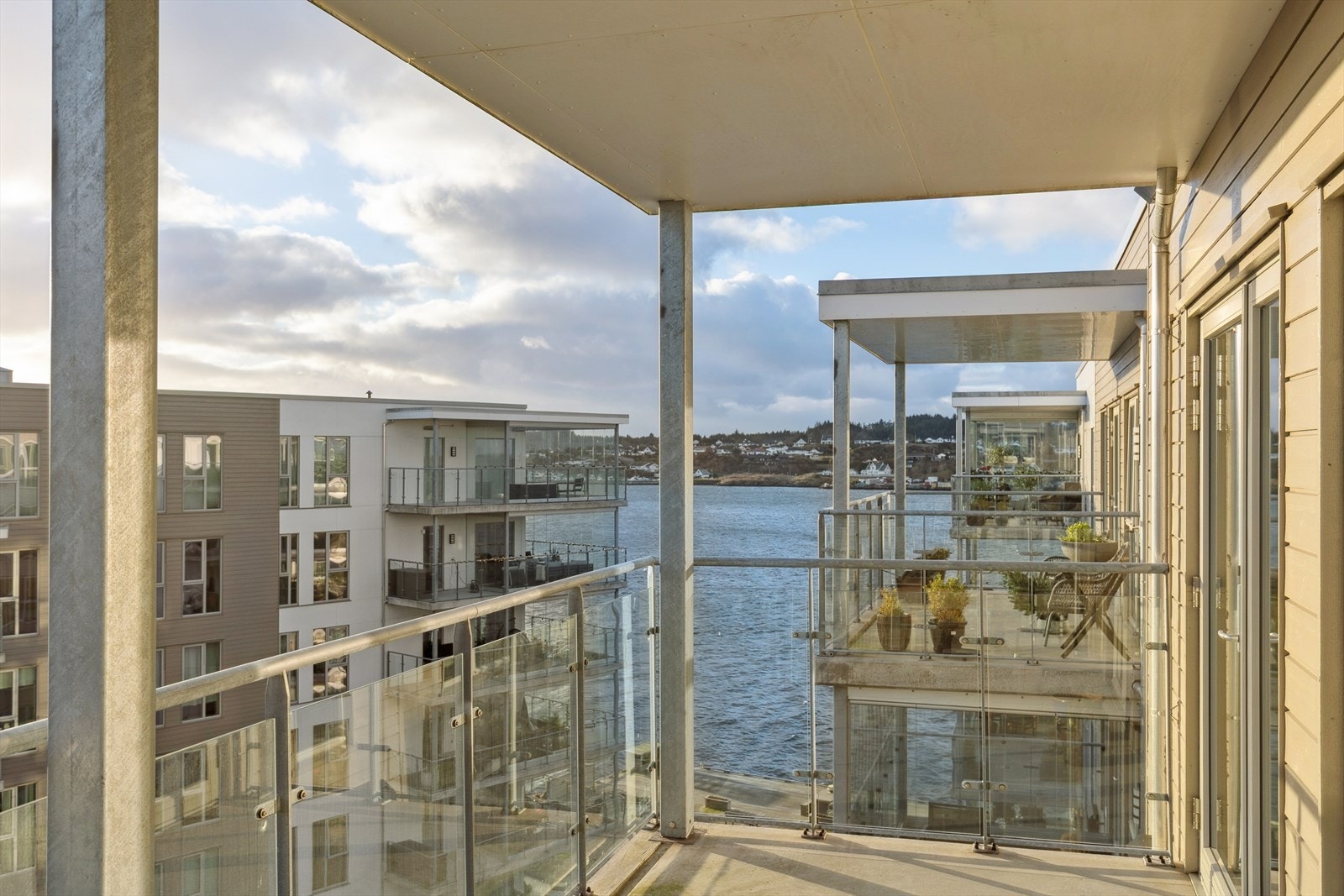 Fra stuen er det utgang til stor og herlig balkong, med nydelig sjøutsikt. Galleribilde