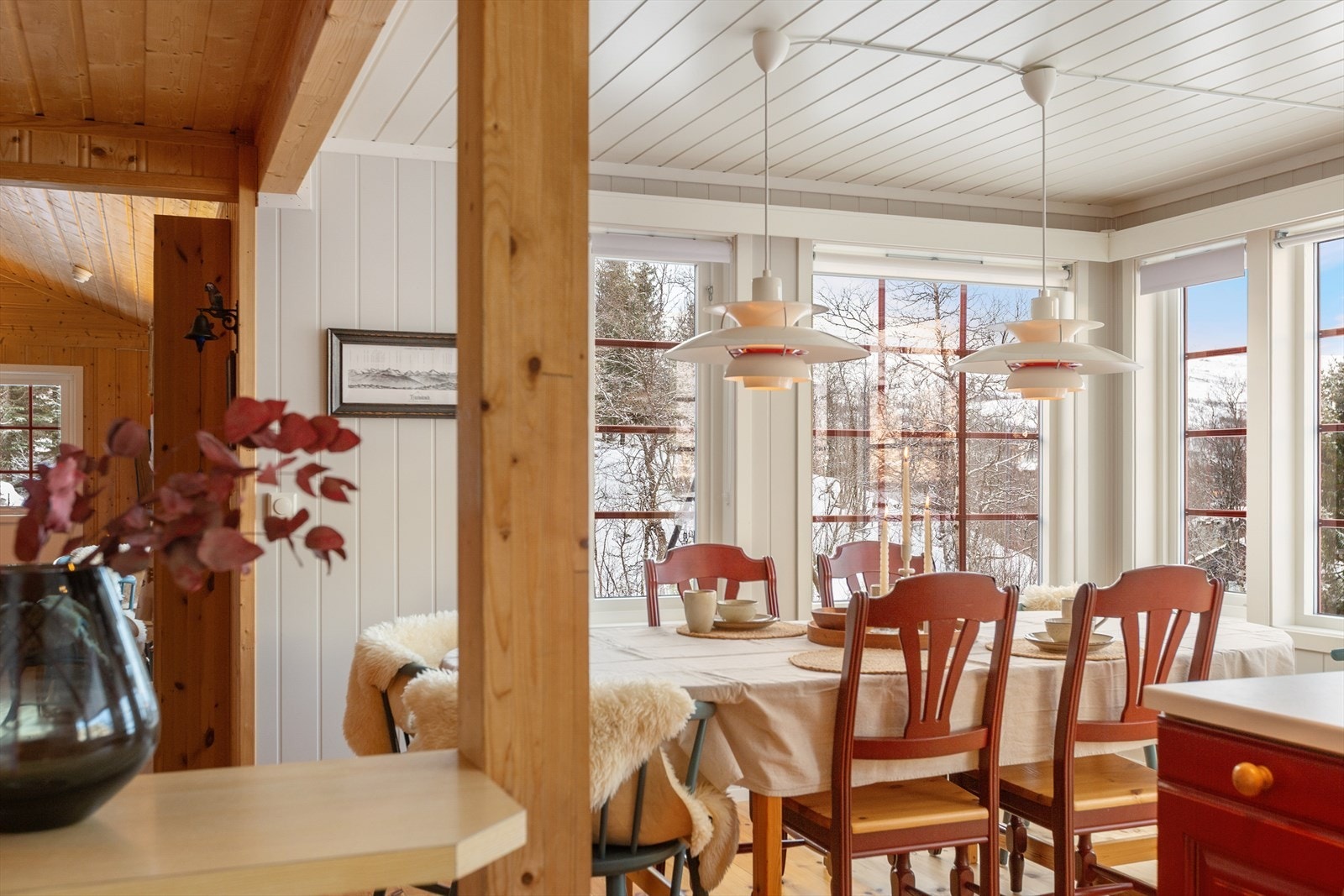 God plass for små og store lag rundt spisebordet. Galleribilde