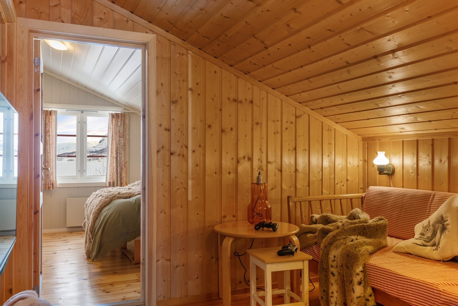 I loftsetasjen er det loftstue, tre soverom og et toalettrom. Galleribilde