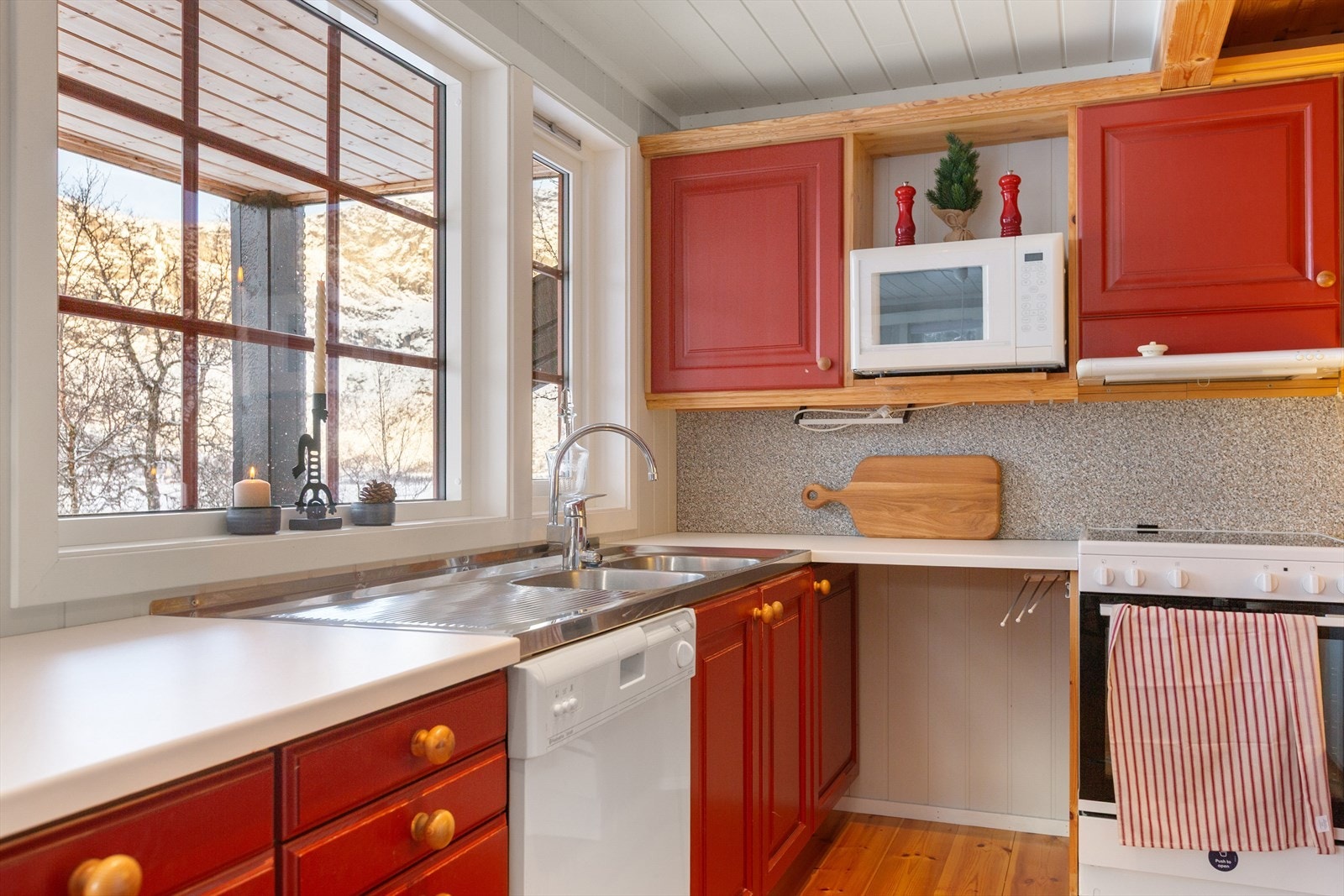 Frittstående komfyr, oppvaskmaskin og kjøl-/fryseskap. Galleribilde