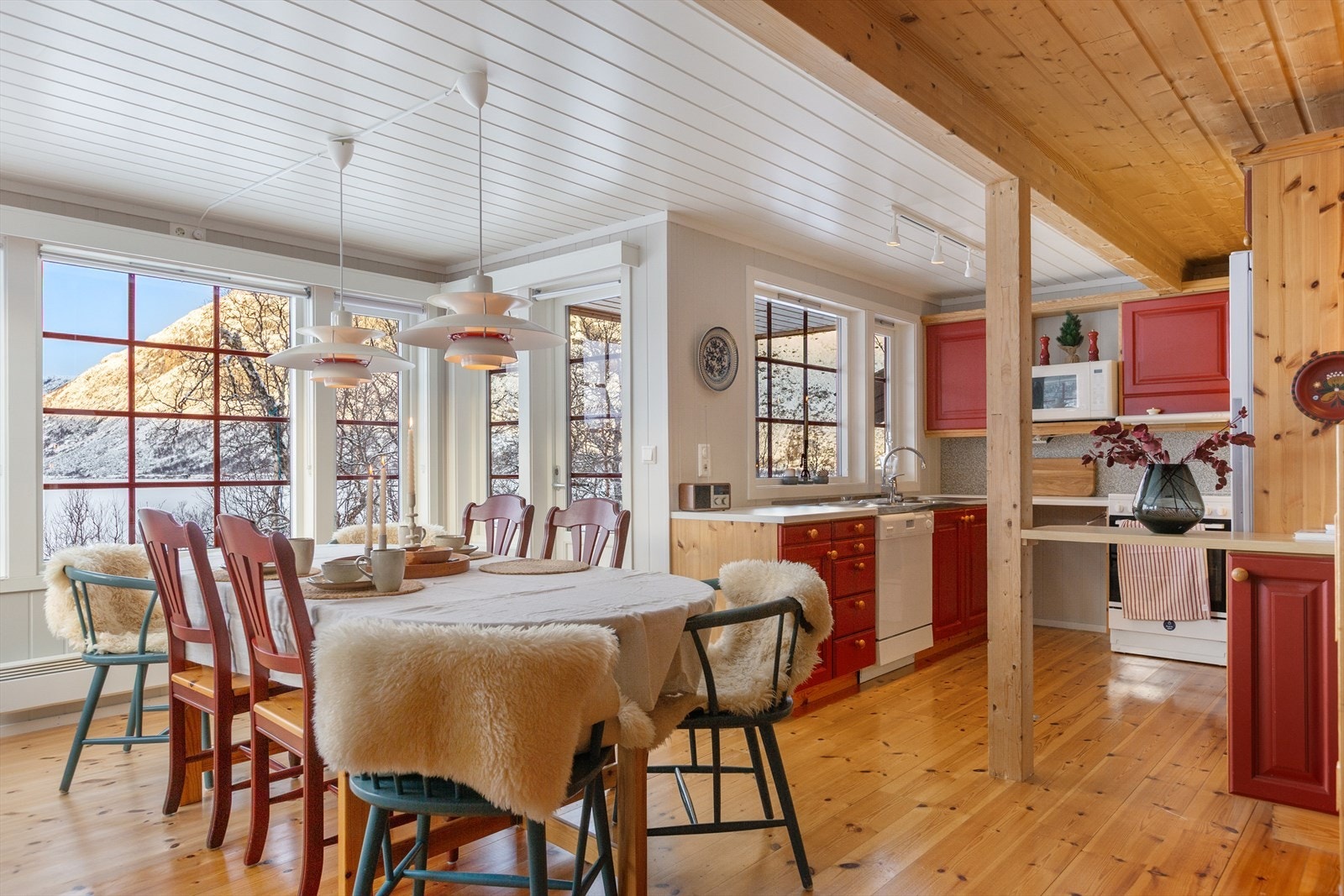 Åpen og sosial løsning mellom stue, spisestue og kjøkken. Galleribilde