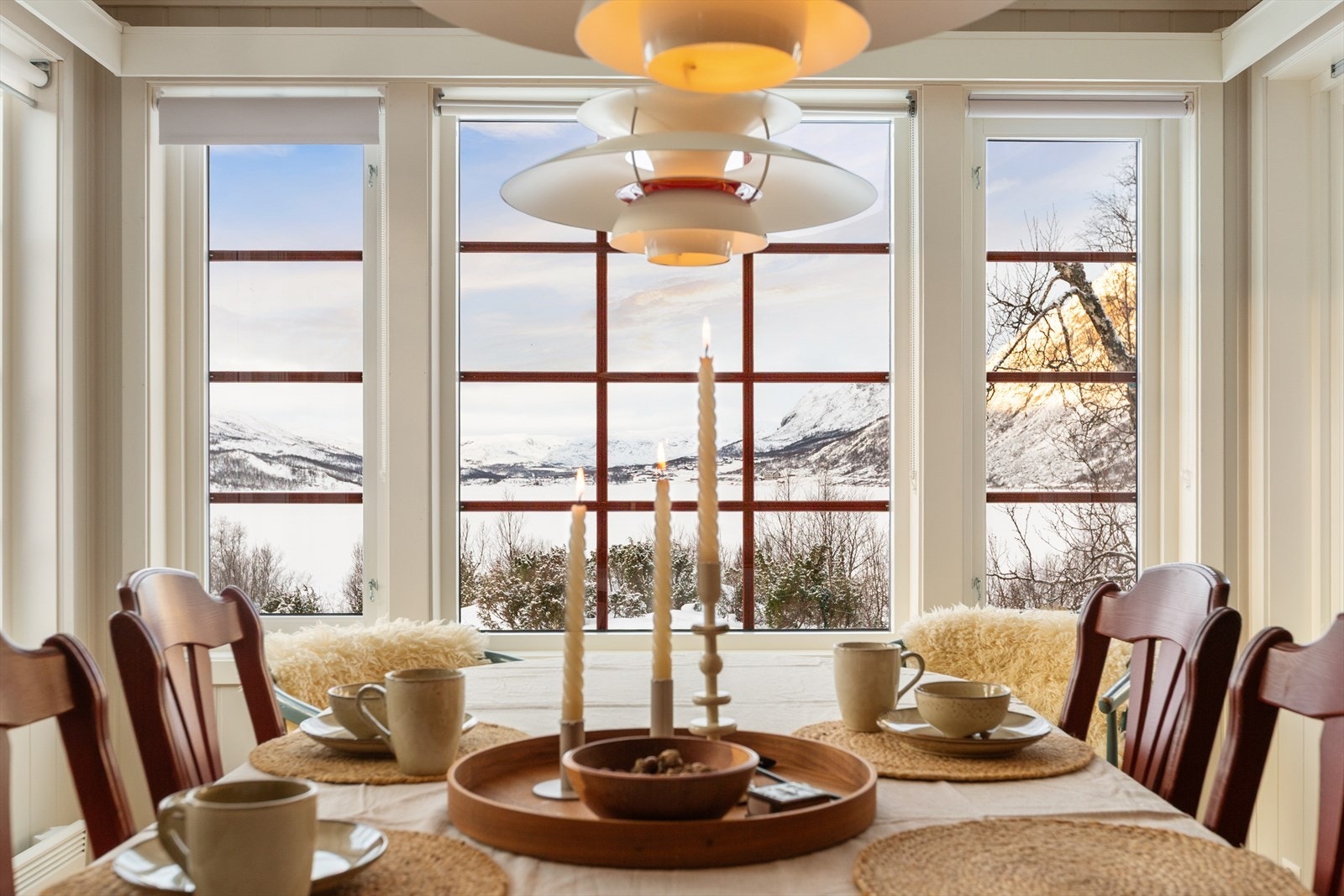 Den nydelige utsikten kan nytes sammen med et godt måltid mat. Galleribilde