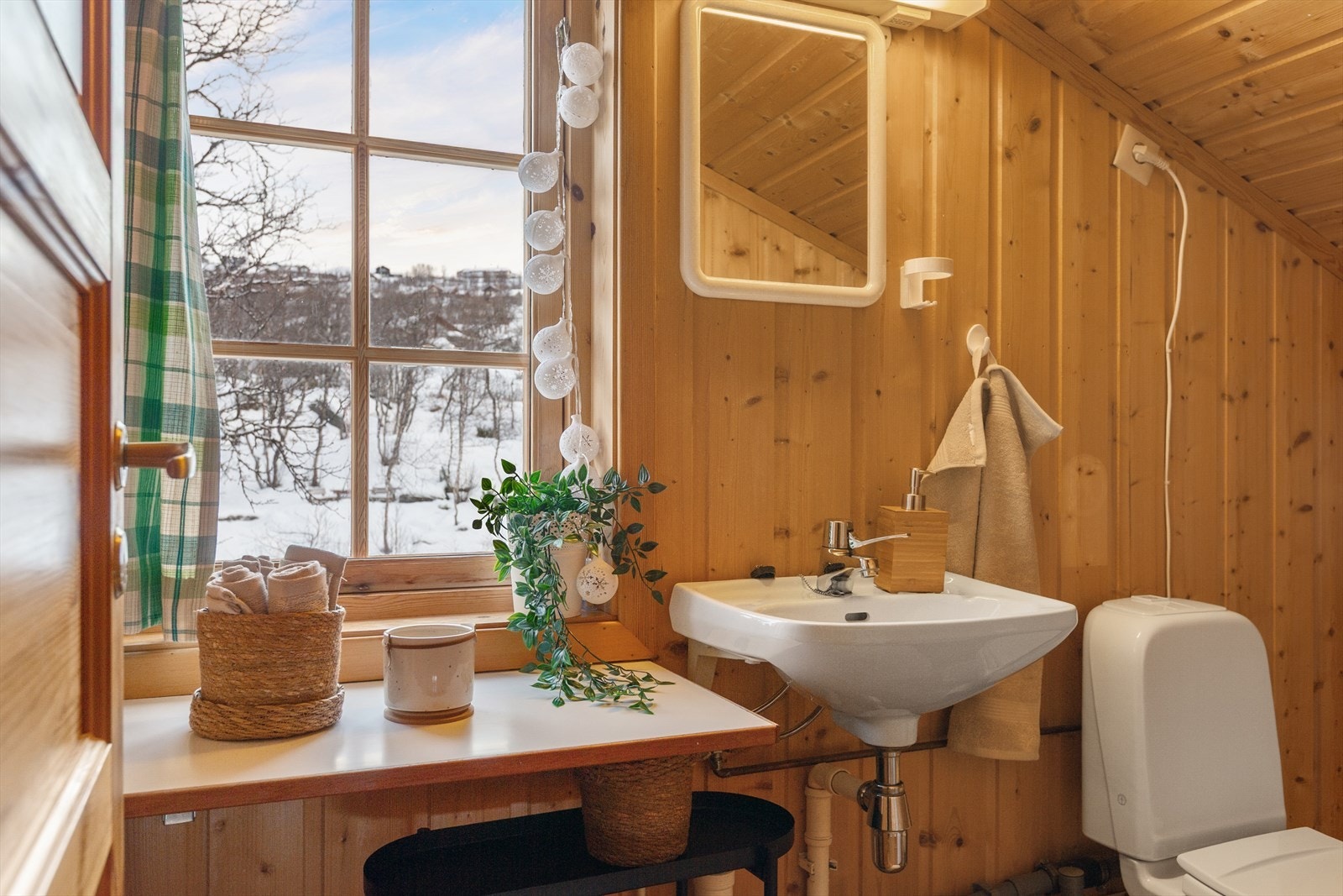 Toalettrom i loftsetasje Galleribilde