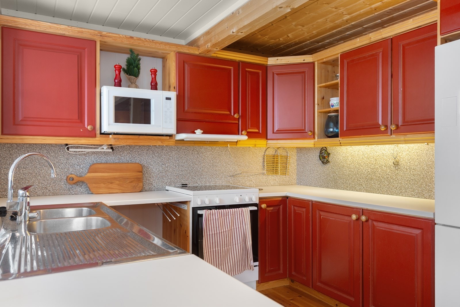 Kjøkkenet har innredning med profilerte fronter, og benkeplate av laminat. Galleribilde