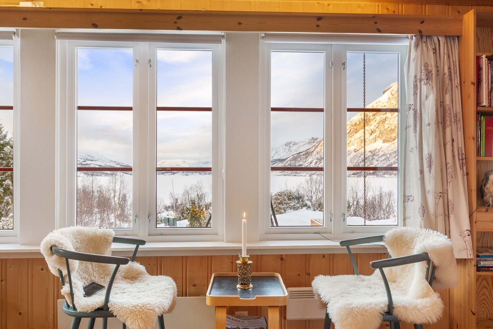 Store vindusflater slipper inn godt med naturlig lys, og rammer inn den flotte utsikten! Galleribilde