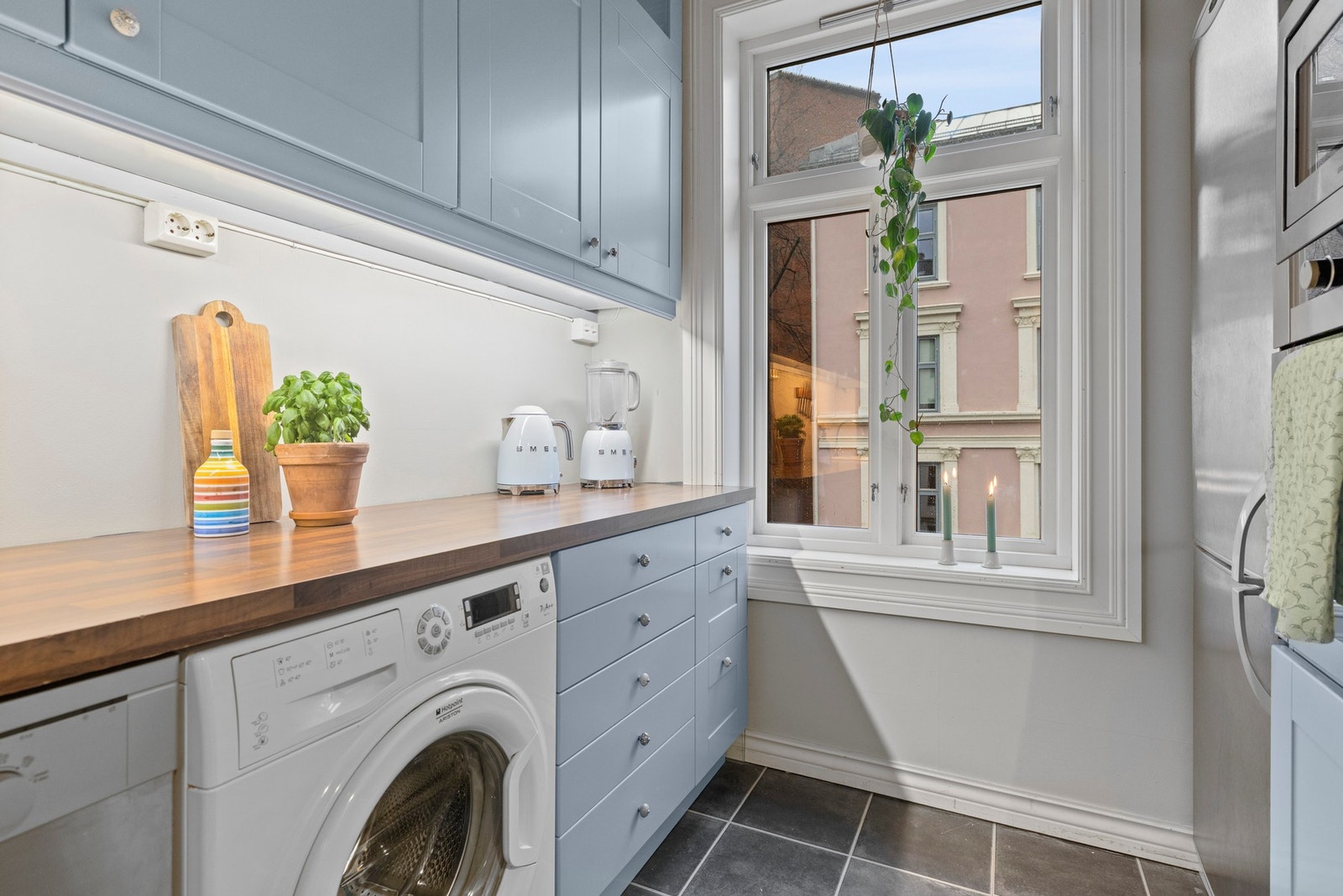 Det er opplegg for frittstående kjøleskap/fryser og vaskemaskin. Galleribilde