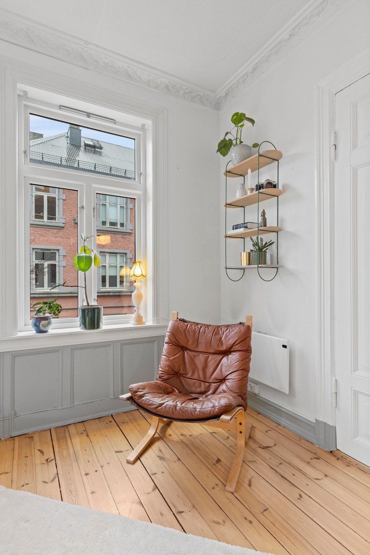 Sjarmerende stue med stukkatur, rosett og god takhøyde. Galleribilde