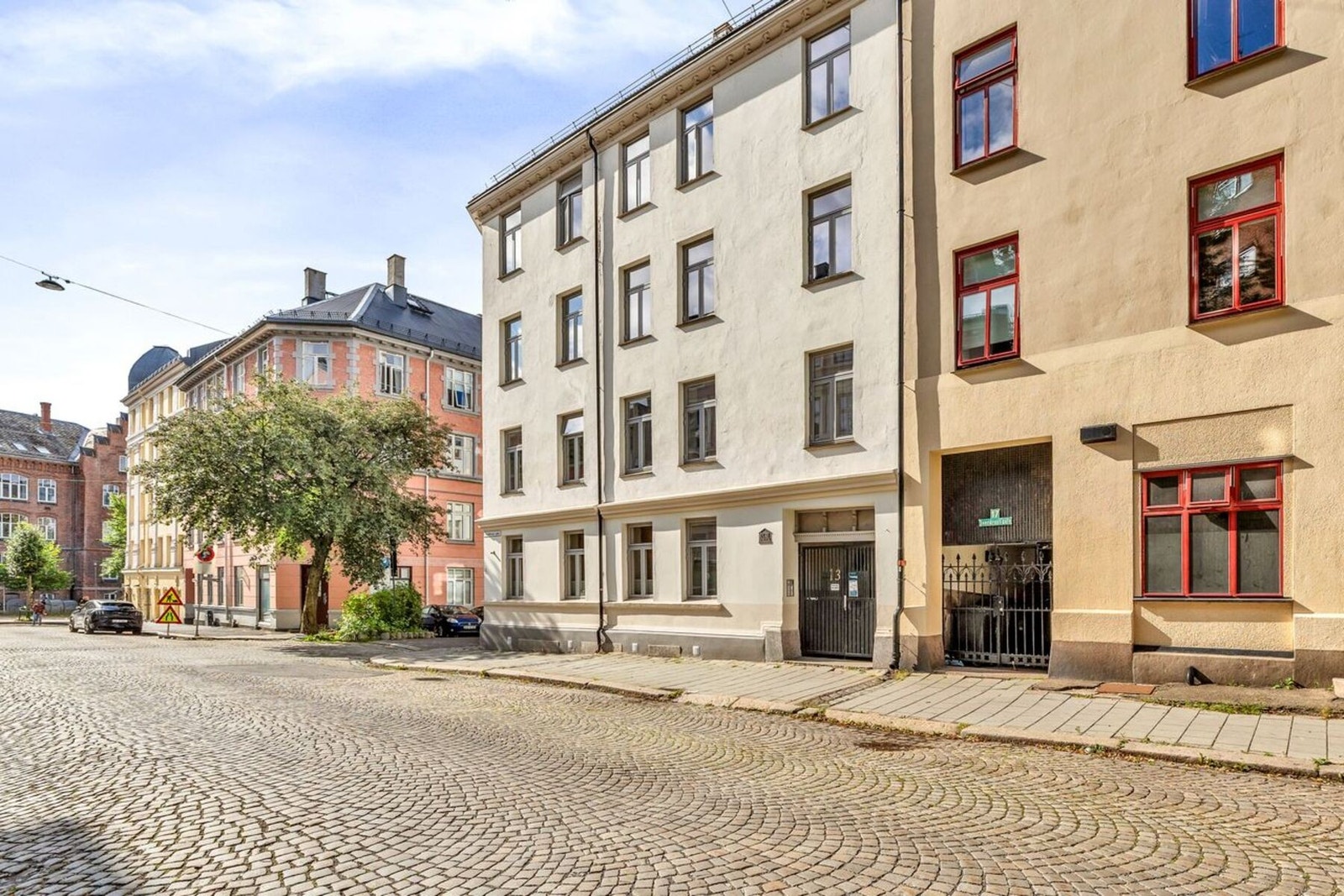 Boligen har en attraktiv beliggenhet i rolig blindgate uten gjennomgangstrafikk. Galleribilde