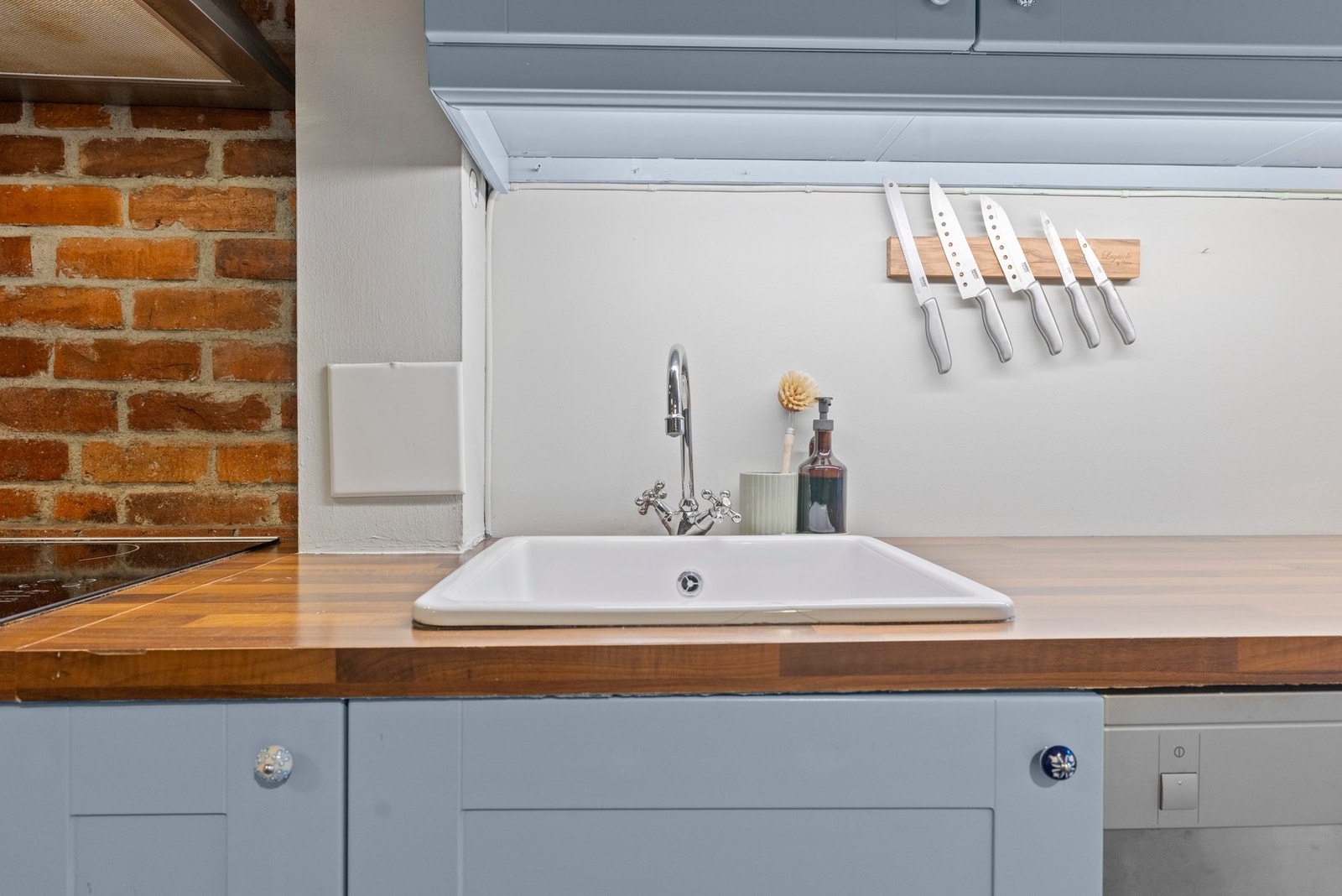 Meget arbeidsvennlig kjøkken med god skap- og benkeplass. Galleribilde